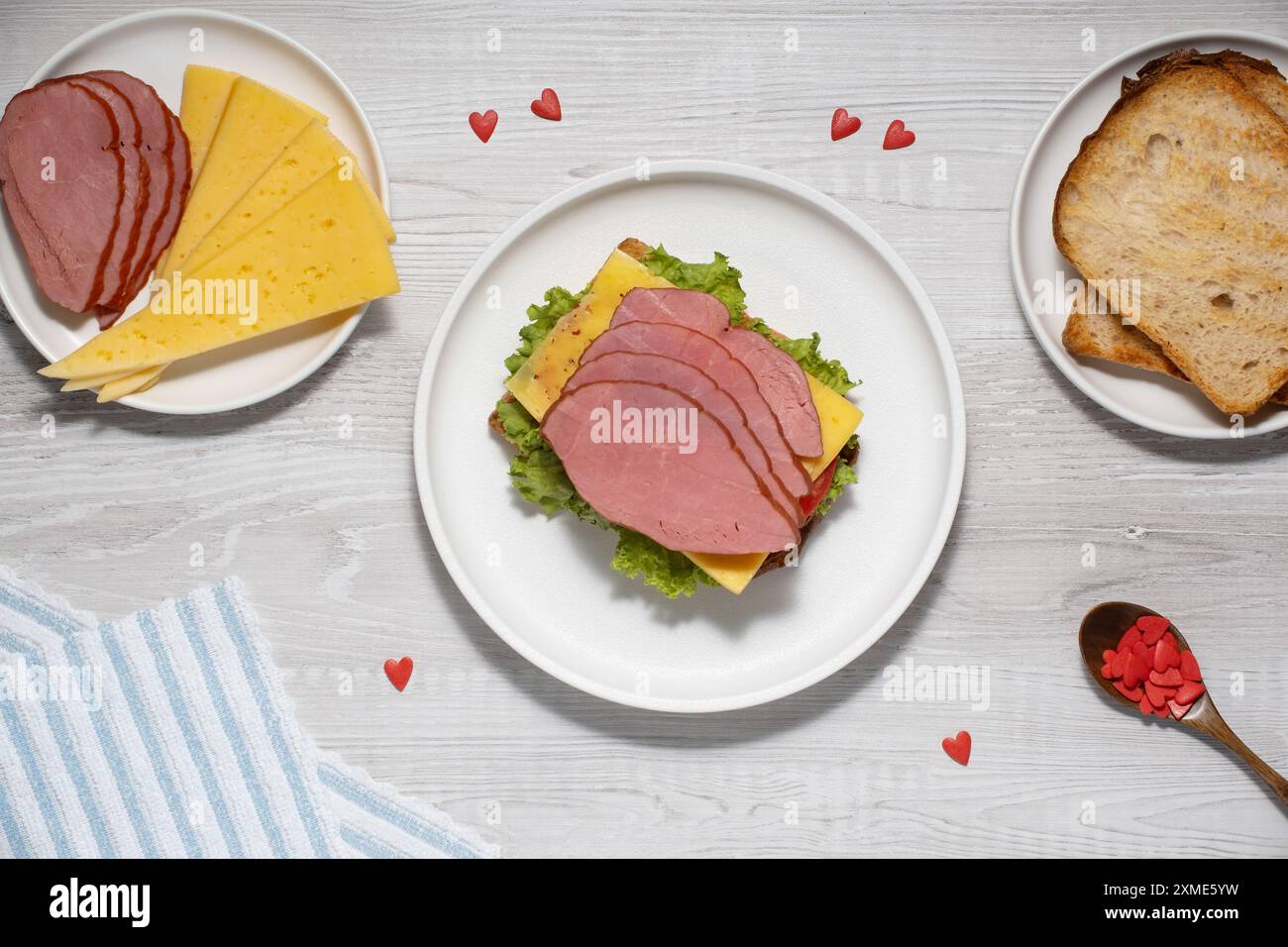 Gros sandwich avec tomate, jambon, fromage et salade Banque D'Images