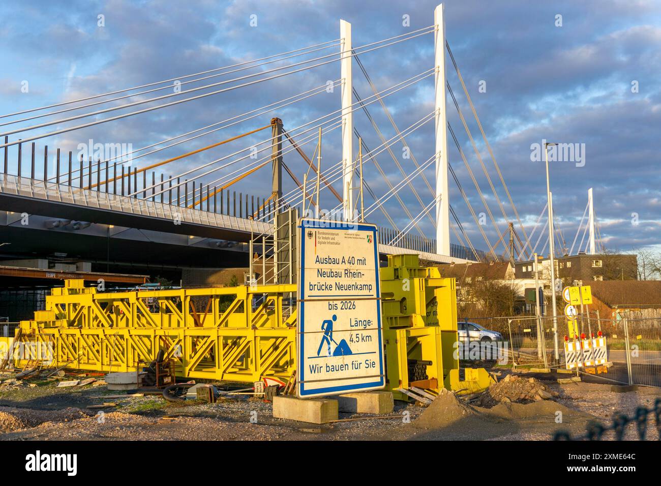 Stockage de matériaux de construction au pont A40 Neuenkamp, piliers et haubans du nouveau pont autoroutier sur le Rhin près de Duisburg, l'ancien Banque D'Images