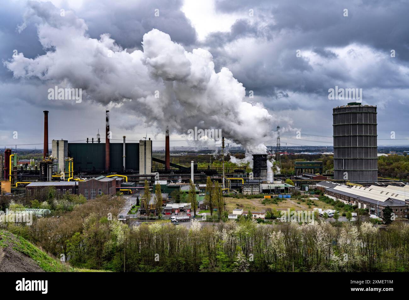 Cokerie Prosper, exploitée par le groupe sidérurgique ArcelorMittal, 146 fours à coke avec une production quotidienne de 5500 tonnes de coke, Bottrop, Loeschwolke Banque D'Images
