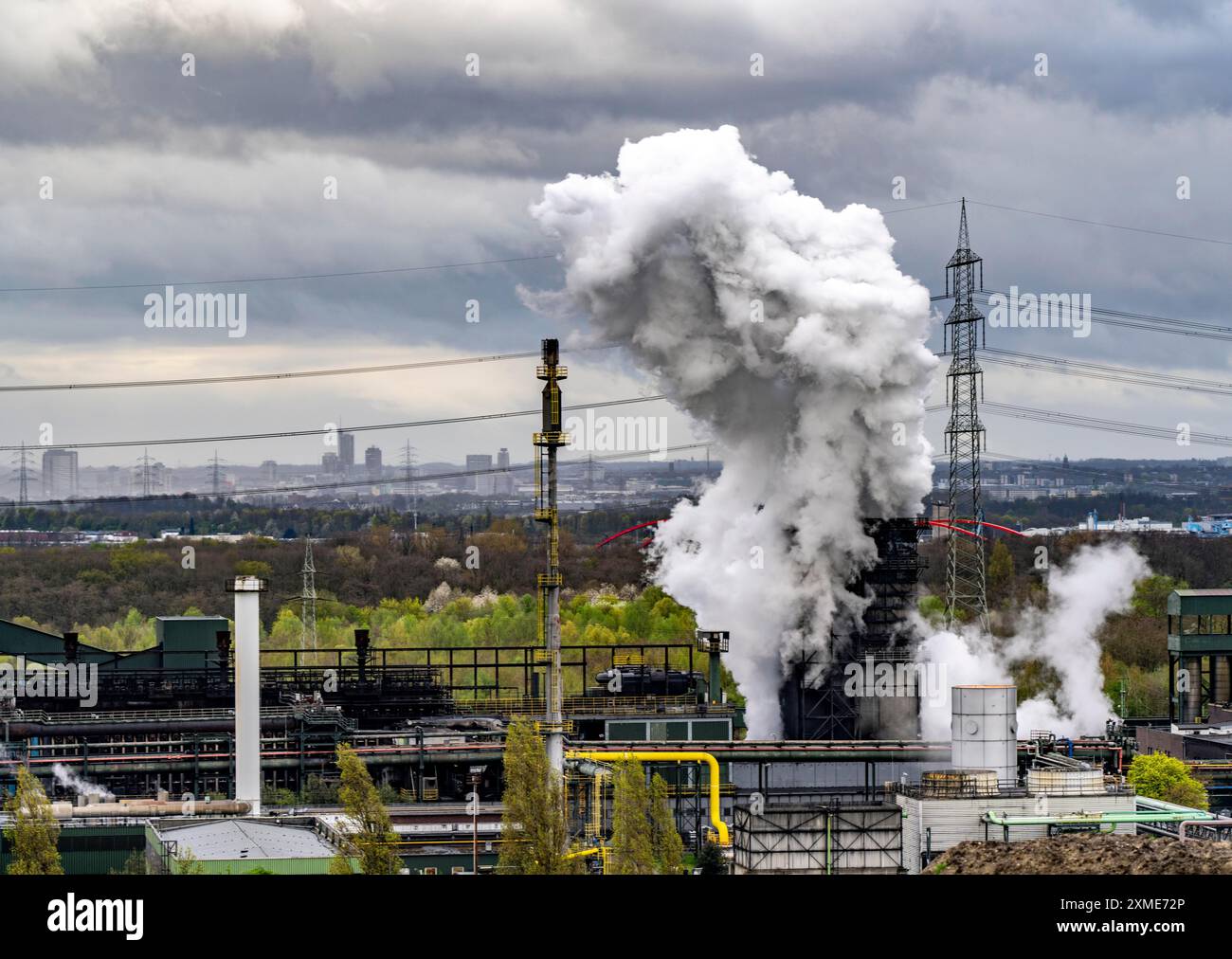 Cokerie Prosper, exploitée par le groupe sidérurgique ArcelorMittal, 146 fours à coke avec une production quotidienne de 5500 tonnes de coke, Bottrop, Loeschwolke Banque D'Images