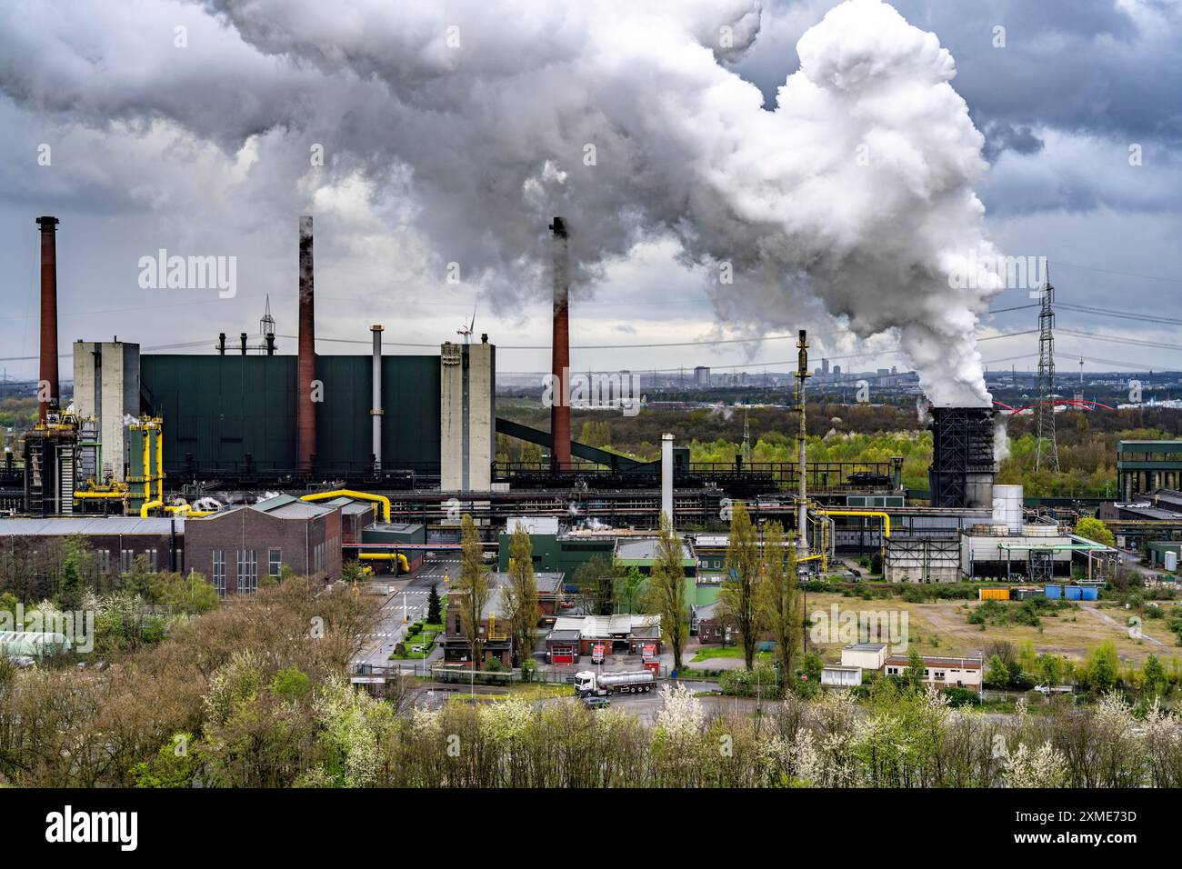 Cokerie Prosper, exploitée par le groupe sidérurgique ArcelorMittal, 146 fours à coke avec une production quotidienne de 5500 tonnes de coke, Bottrop, Loeschwolke Banque D'Images