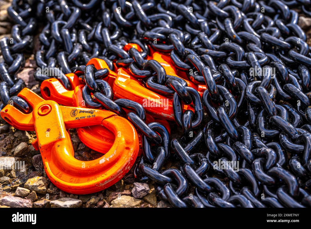 Chaînes lourdes et épaisses en acier, maillons de chaîne noirs, crochets peints en orange, Allemagne Banque D'Images