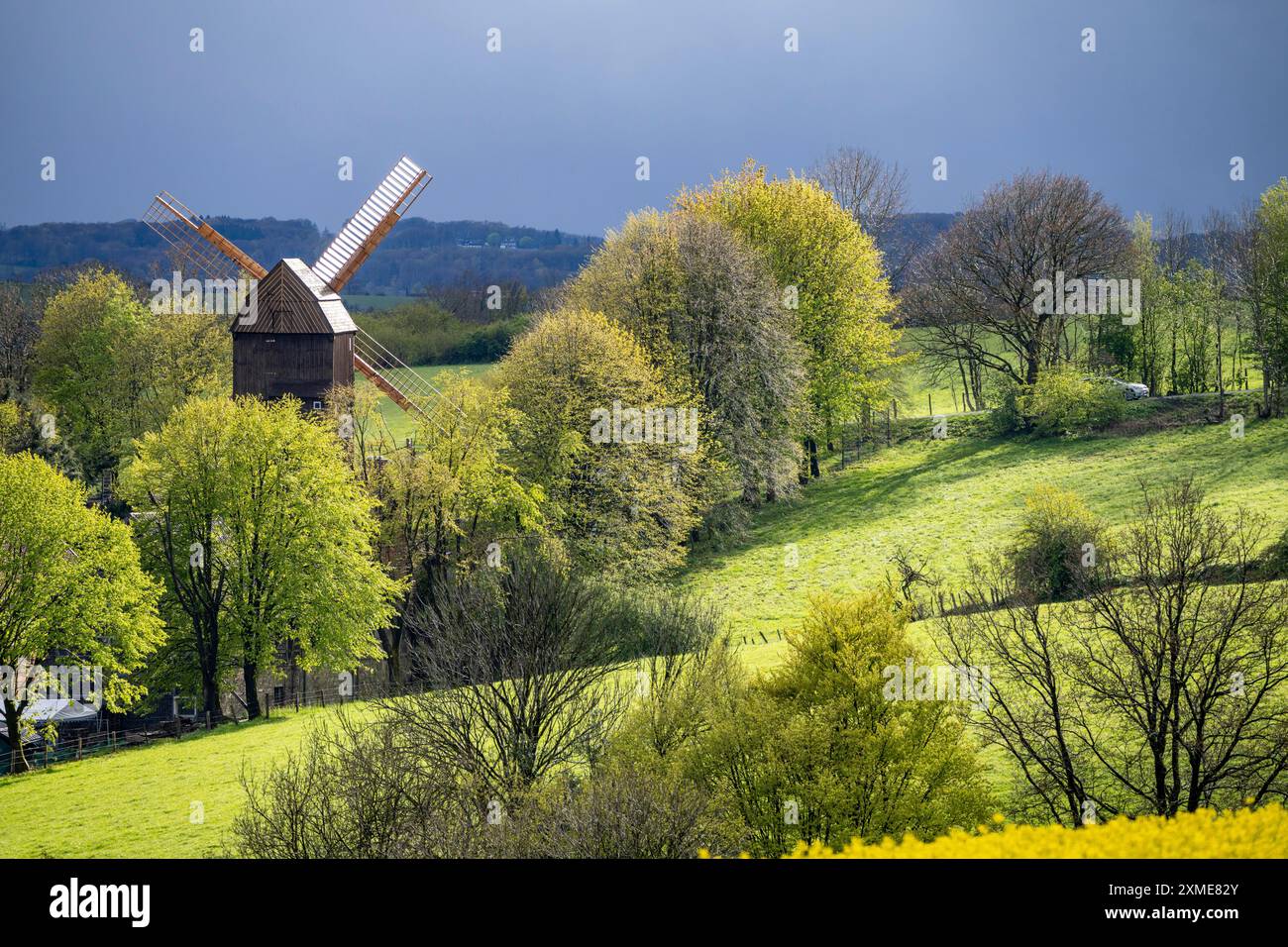 Vue sur Breckerfeld, dans le sud-est de la région de la Ruhr, une partie du quartier Ennepe-Ruhr, moulin à vent historique dans le Muehlenhof Breckerfeld, un petit Banque D'Images