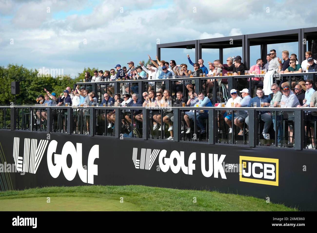 27 juillet 2024 ; JCB Golf & amp ; Country Club, Rocester, Uttoxeter, Angleterre ; LIV UK Golf League, Round 2 ; Une vue générale de la zone des spectateurs sur le trou de la fête le 14ème au Round 2 crédit : action plus Sports images/Alamy Live News Banque D'Images