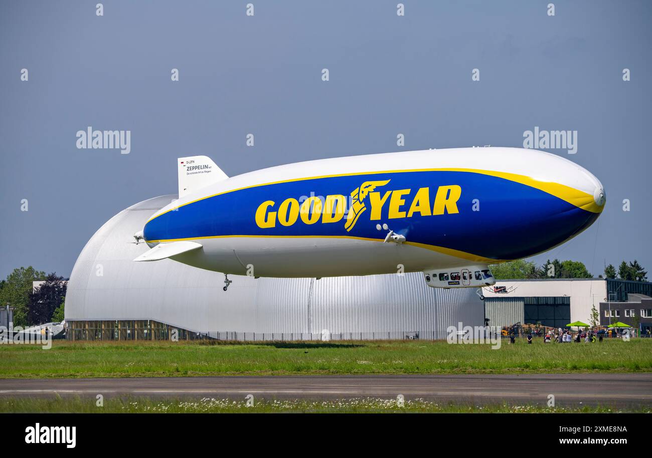 Le Zeppelin NT, nouvellement stationné à l'aéroport d'Essen/Muelheim, effectue des vols touristiques au-dessus de la région Rhin-Ruhr, à partir du hangar de dirigeables Banque D'Images