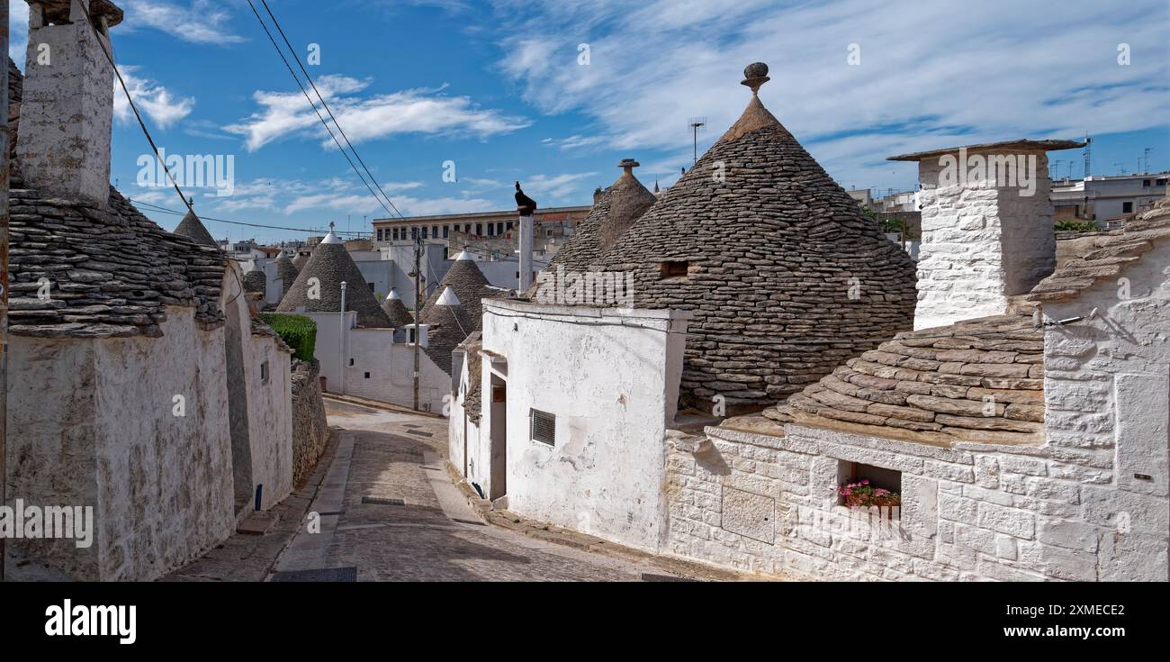 Trulli blanchis à la chaux, maisons rondes aux toits en pierre, dans la ville italienne méridionale d'Alberobello. Le centre-ville historique, qui est entièrement construit Banque D'Images