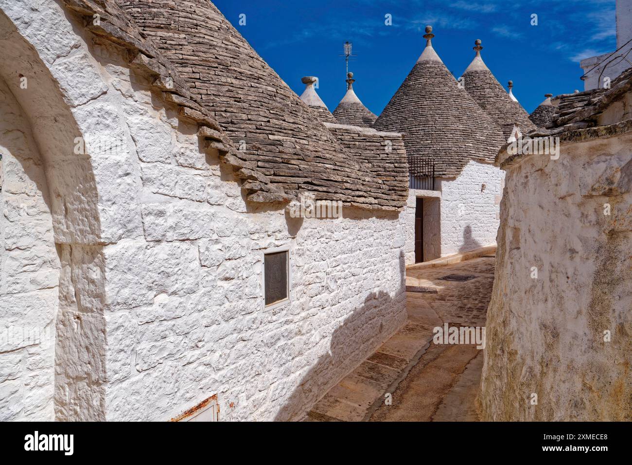 Trulli blanchis à la chaux, maisons rondes aux toits en pierre, dans la ville italienne méridionale d'Alberobello. Le centre-ville historique, qui est entièrement construit Banque D'Images