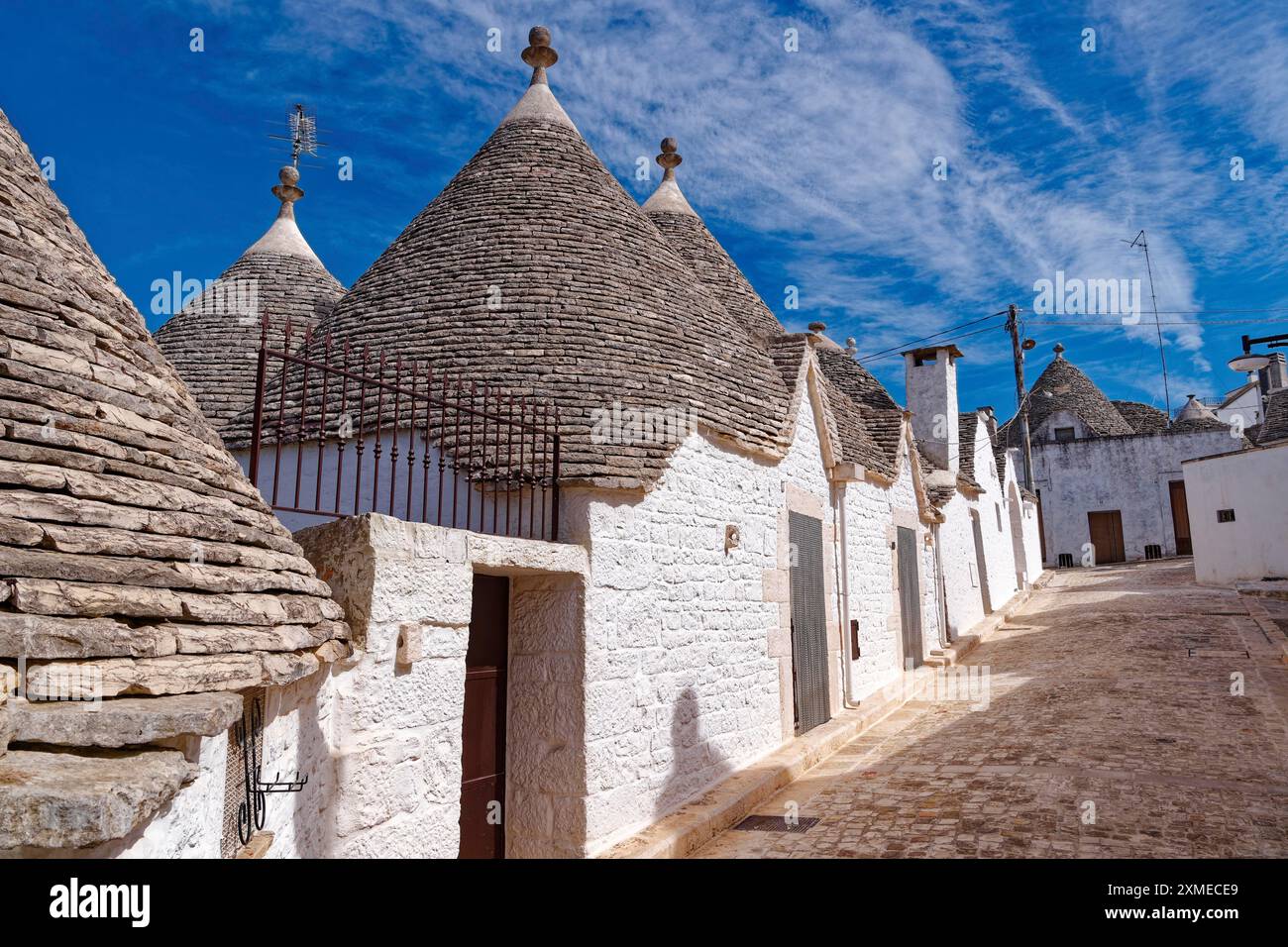 Trulli blanchis à la chaux, maisons rondes aux toits en pierre, dans la ville italienne méridionale d'Alberobello. Le centre-ville historique, qui est entièrement construit Banque D'Images