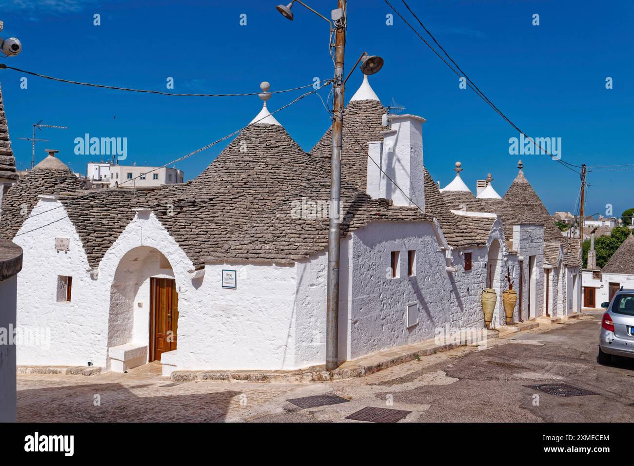 Trulli blanchis à la chaux, maisons rondes aux toits en pierre, dans la ville italienne méridionale d'Alberobello. Le centre-ville historique, qui est entièrement construit Banque D'Images