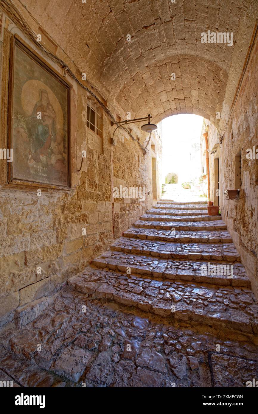 Chemins et couloirs dans le tuf du Sassi Barisano dans la ville grotte de Matera. Les colonies de grottes, Sassi, sont classées au patrimoine mondial de l'UNESCO. Banque D'Images