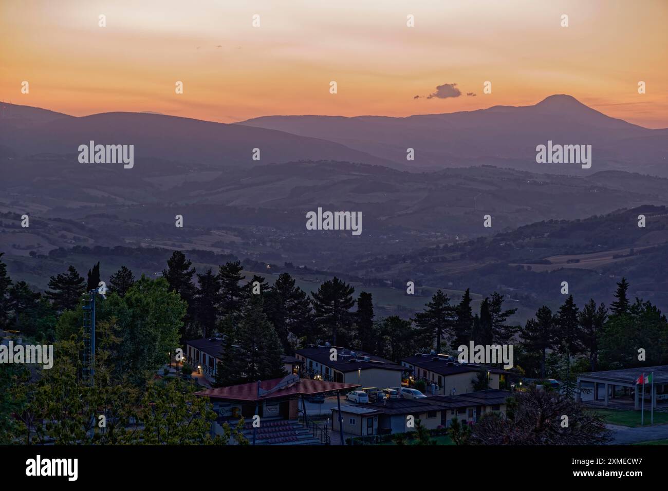 Crépuscule sur les montagnes des Marches Apennins près de San Ginesio. San Ginesio, Macerata, Marches, Italie, Europe du Sud Banque D'Images