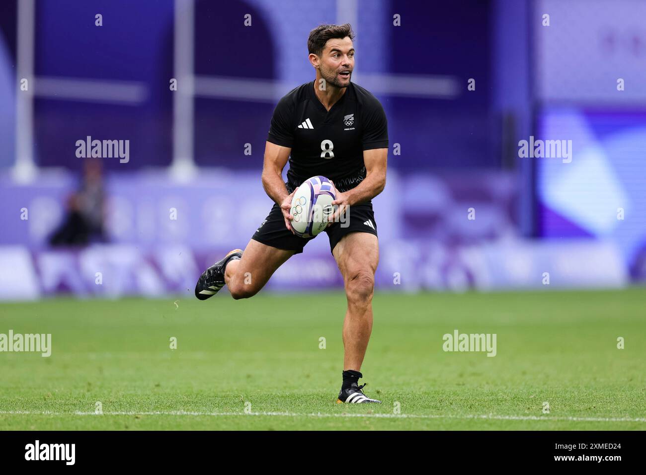 PARIS, FRANCE - JULY 27: Andrew Knewstubb (8) of Team New Zealand looks to pass during the Paris 2024 Olympic Games Rugby Sevens playoff for 5th and 6th match between New Zealand and Ireland at the Stade de France on July 27, 2024 in Paris, France. (Photo by Pete Dovgan/Speed Media/Icon Sportswire) (Icon Sportswire via AP Images) Banque D'Images