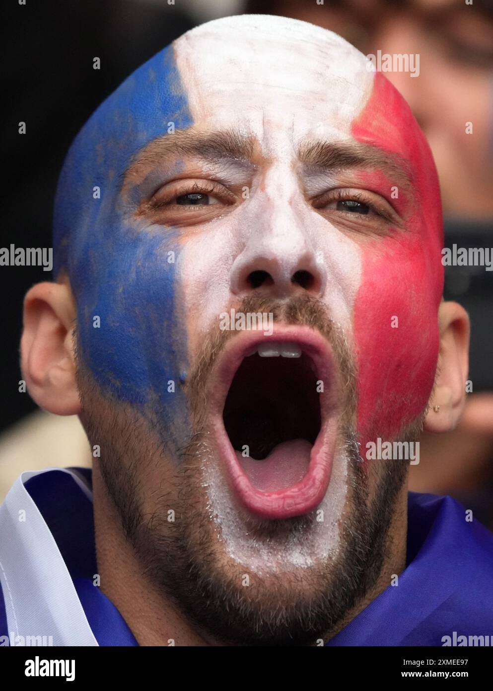 Paris, France. 27 juillet 2024. Un fan applaudit l'équipe de France lors de la demi-finale masculine de rugby à sept entre l'Afrique du Sud et la France aux Jeux Olympiques de Paris 2024 au stade de France à Paris, France, le 27 juillet 2024. Credit : lui Siu Wai/Xinhua/Alamy Live News Banque D'Images