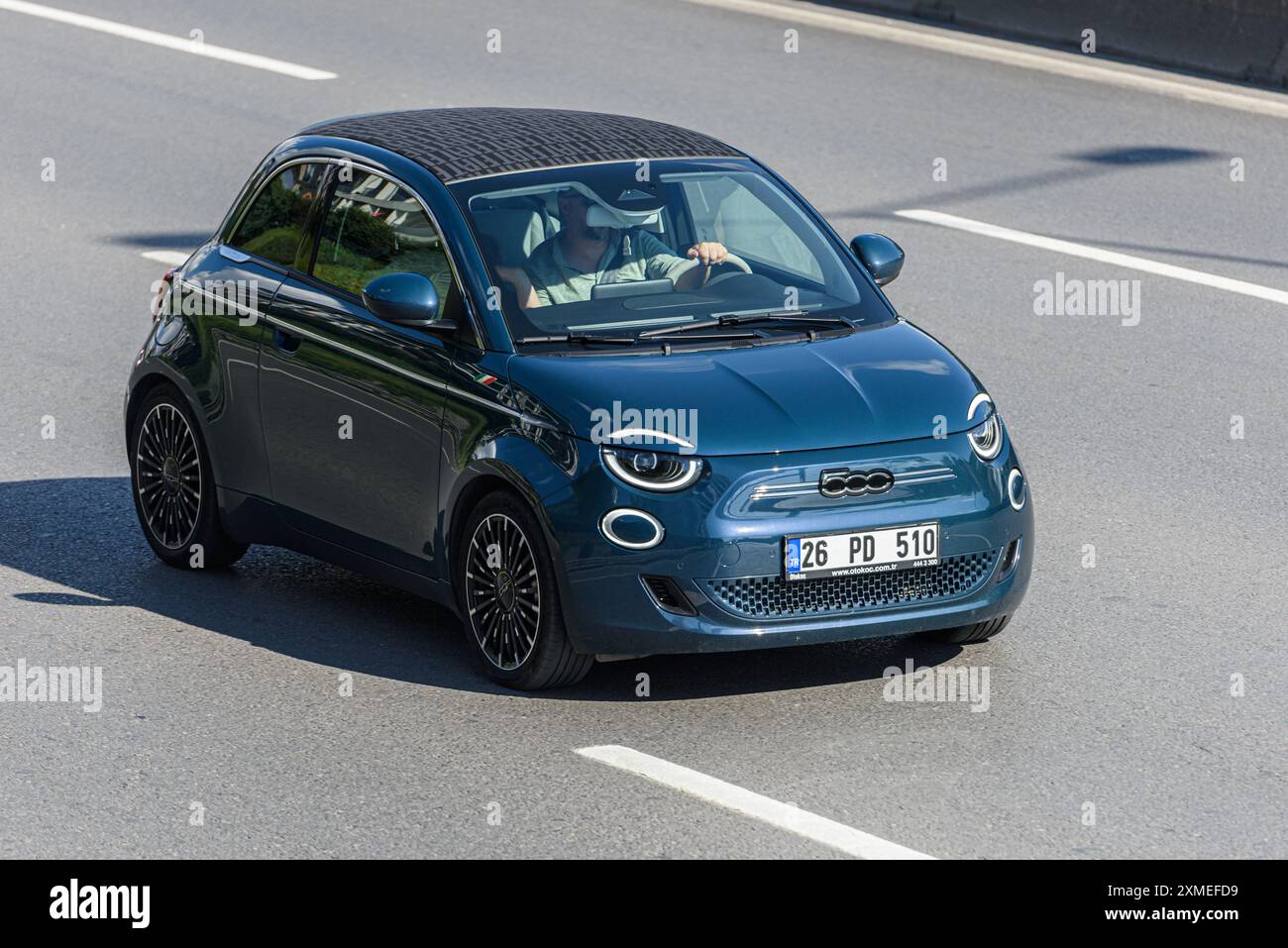 ISTANBUL - TURQUIE - 27 JUILLET 2024 : Nouvelle Fiat 500 sur la route d'Istanbul. La Fiat 500 est une citadine à deux portes, à traction avant, fabriquée et commercialisée par Banque D'Images