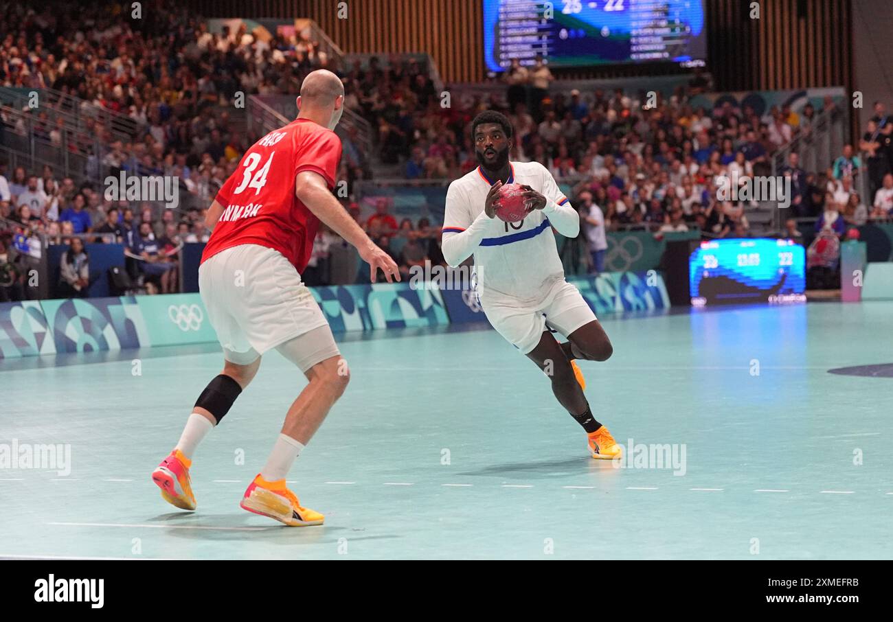 Paris South Arena, Paris, France. 27 juillet 2024. Dika Mem (France) lors d'un match de Handball olympique du groupe A, Danemark et France, à Paris South Arena, Paris, France. Ulrik Pedersen/CSM (image crédit : © Ulrik Pedersen/Cal Sport Media). Crédit : csm/Alamy Live News Banque D'Images