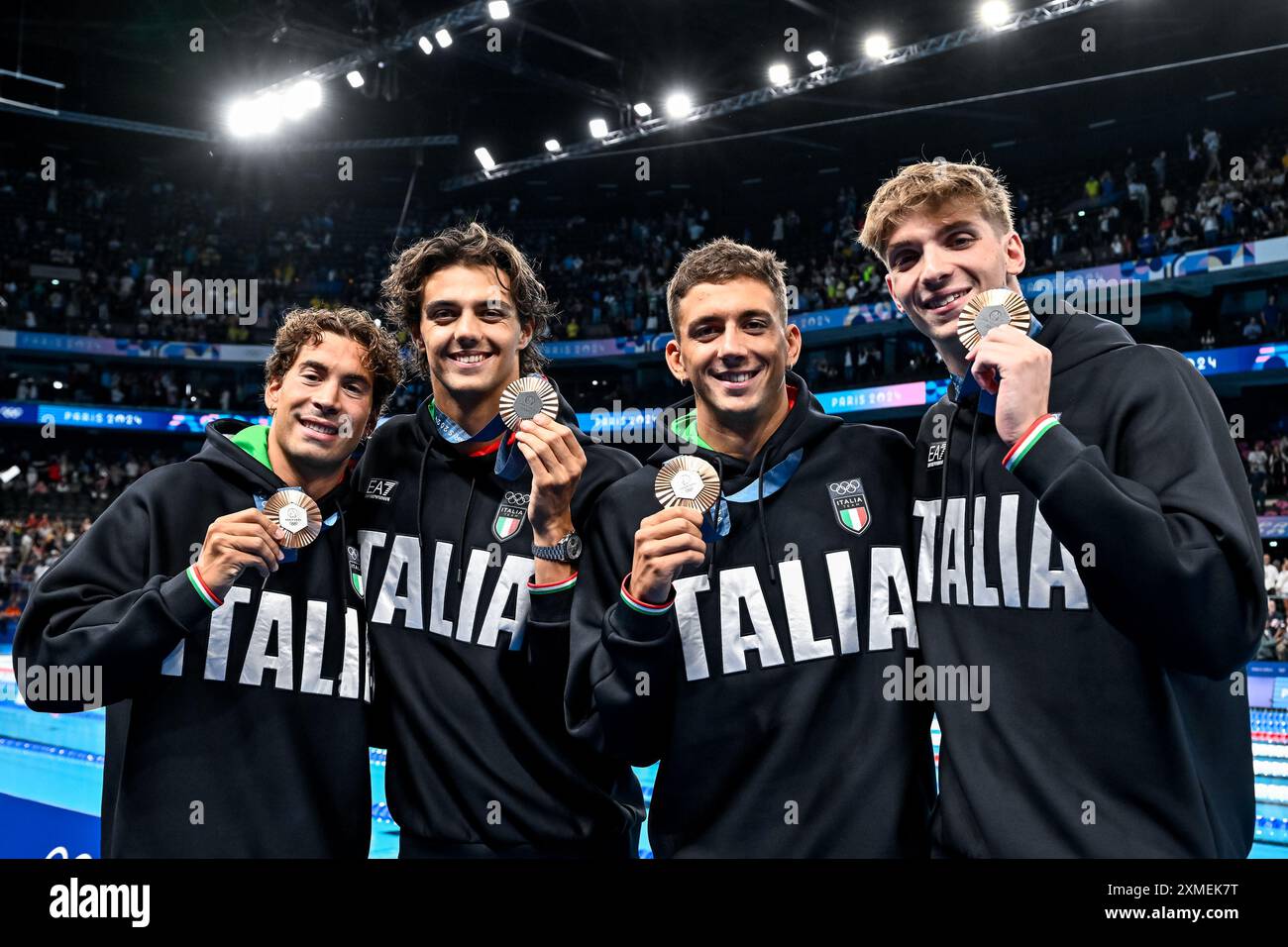 Paris, France. 27 juillet 2024. Manuel frigo, Thomas Ceccon, Paolo Conte Bonin et Alessandro Miressi, d’Italie, montrent les médailles de bronze après avoir participé à la finale masculine du relais nage 4x100m nage libre aux Jeux Olympiques de Paris 2024 à la Defense Arena de Paris (France), le 27 juillet 2024. Crédit : Insidefoto di andrea staccioli/Alamy Live News Banque D'Images