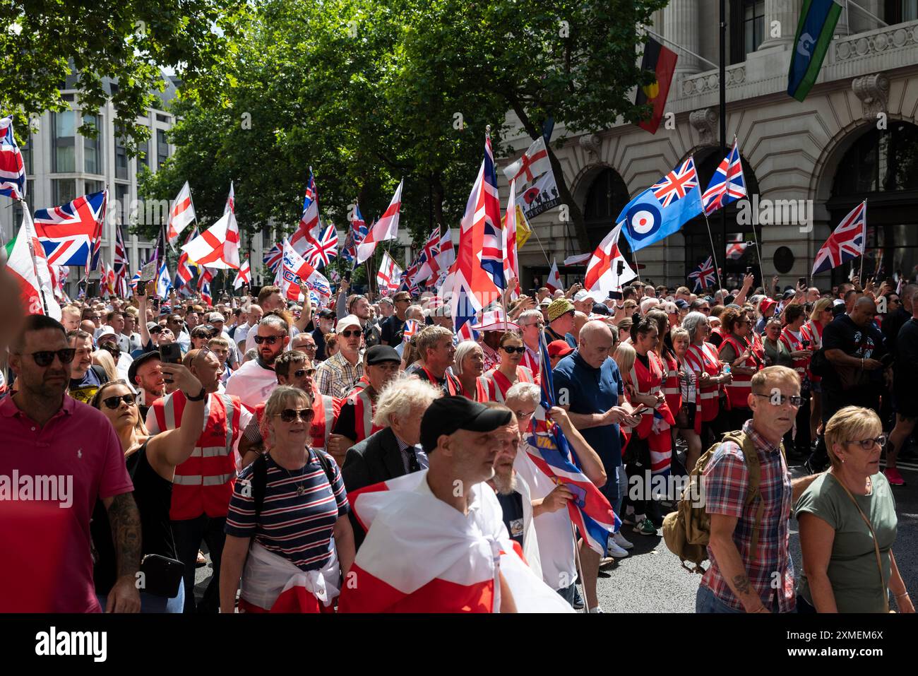 Des milliers de manifestants, organisés par Tommy Robinson, défilent de la Royal courts of Justice à Trafalgar Square, Londres, Royaume-Uni, 27/07/2024 Banque D'Images