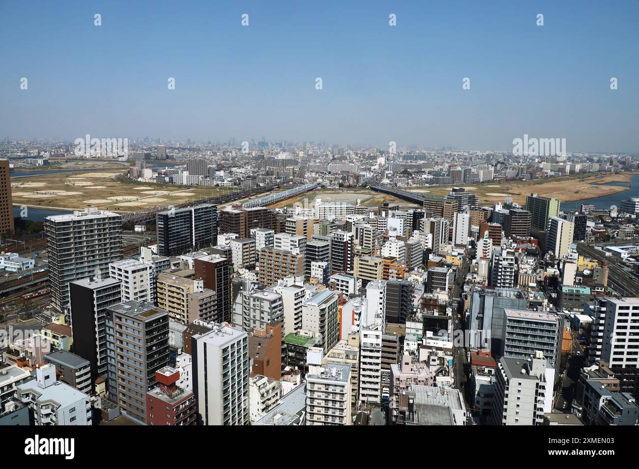 Vue sur le paysage urbain de Kawasaki depuis le pont d'observation de l'hôtel de ville de Kawasaki et vue panoramique sur Tokyo de l'autre côté de la rivière Tama Banque D'Images