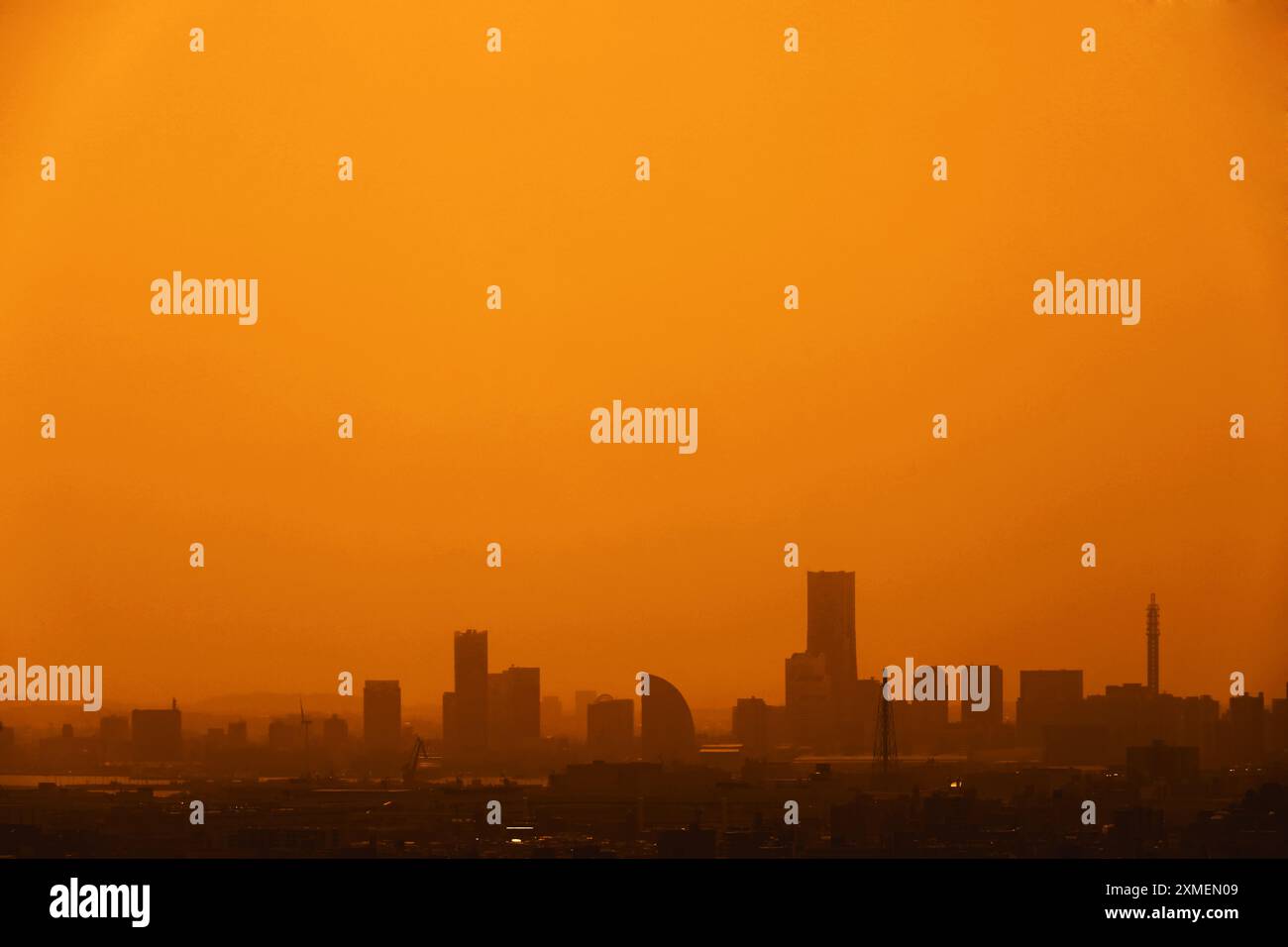 Une vue panoramique de Yokohama Minato Mirai, baignée par un coucher de soleil orange, vue depuis le pont d'observation de l'hôtel de ville de Kawasaki Banque D'Images