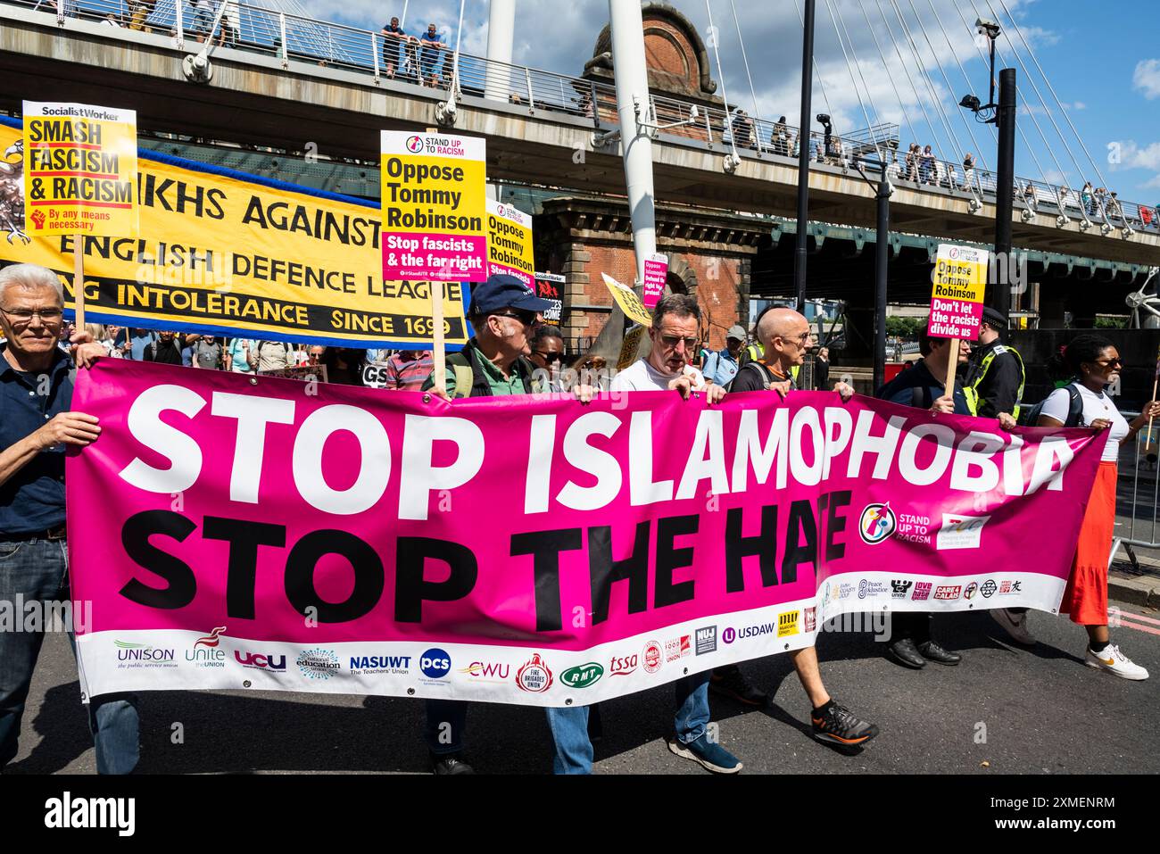 Arrêtez la bannière islamophobie, tenez-vous debout contre le racisme les manifestants marchent en contre-manifestation contre Tommy Robinson march, Londres, Royaume-Uni, 27/07/2024 Banque D'Images