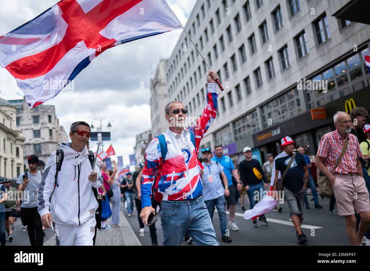 Les manifestants se rendent à Trafalgar Square pendant le Rallye. Les partisans de l’ex-dirigeant de l’EDL (Ligue de défense anglaise) et fondateur Tommy Robinson, de son vrai nom Stephen Christopher Yaxley-Lennon, ont défilé vers Trafalgar Square pour manifester contre ce qu’ils appellent un « système de police à deux vitesses », l’immigration et le mouvement LGBTQ+. Une contre-manifestation a également été organisée par divers groupes. (Photo de David Tramontan / SOPA images/SIPA USA) Banque D'Images