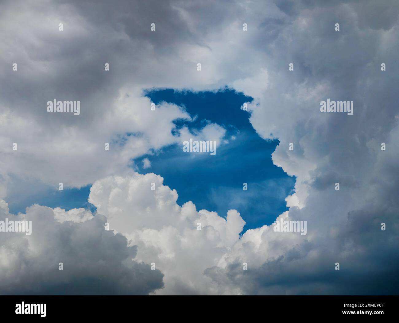 Résumé Cloud Portal vers une autre dimension. Haut dans le ciel. Changement de temps. Banque D'Images