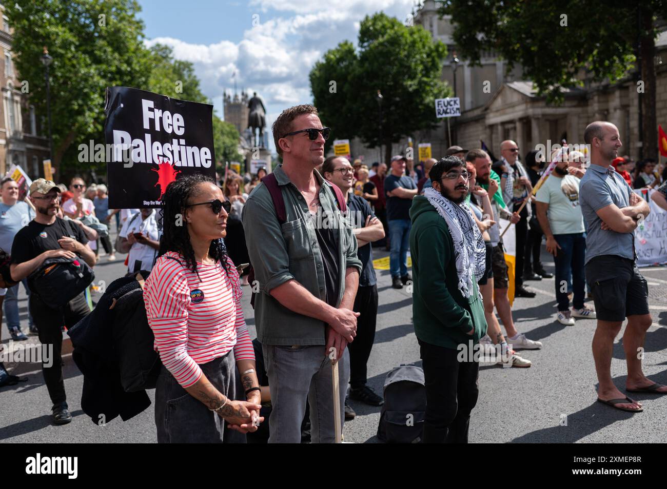 Londres, Royaume-Uni. 27 juillet 2024. Les contre-manifestants se rassemblent près de Trafalgar Square pendant le rassemblement. Les partisans de l’ex-dirigeant de l’EDL (Ligue de défense anglaise) et fondateur Tommy Robinson, de son vrai nom Stephen Christopher Yaxley-Lennon, ont défilé vers Trafalgar Square pour manifester contre ce qu’ils appellent un « système de police à deux vitesses », l’immigration et le mouvement LGBTQ. Une contre-manifestation a également été organisée par divers groupes. (Photo de David Tramontan/SOPA images/SIPA USA) crédit : SIPA USA/Alamy Live News Banque D'Images