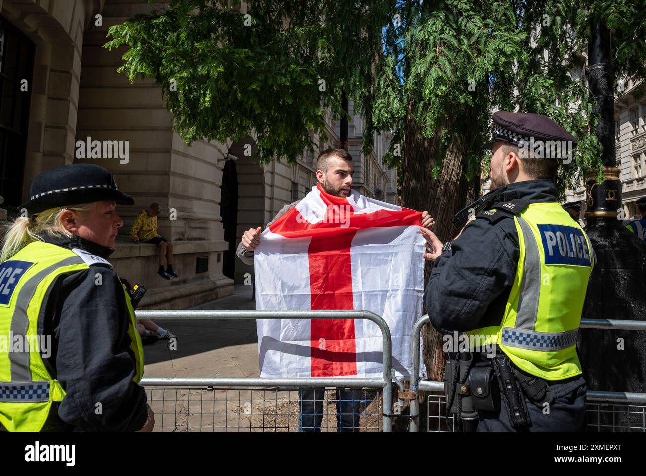 La police tente d'enlever un manifestant avec un drapeau anglais, Tommy Robinson march, Londres, Royaume-Uni, 27/07/2024 Banque D'Images