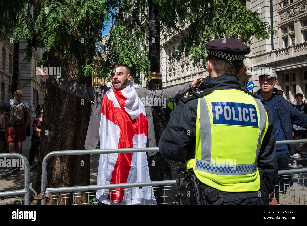 La police tente d'enlever un manifestant avec un drapeau anglais, Tommy Robinson march, Londres, Royaume-Uni, 27/07/2024 Banque D'Images