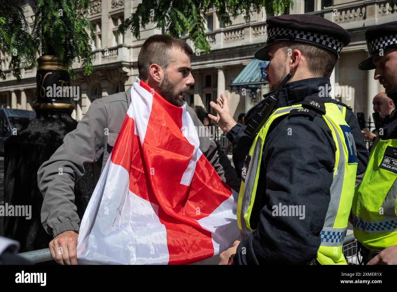 La police tente d'enlever un manifestant avec un drapeau anglais, Tommy Robinson march, Londres, Royaume-Uni, 27/07/2024 Banque D'Images