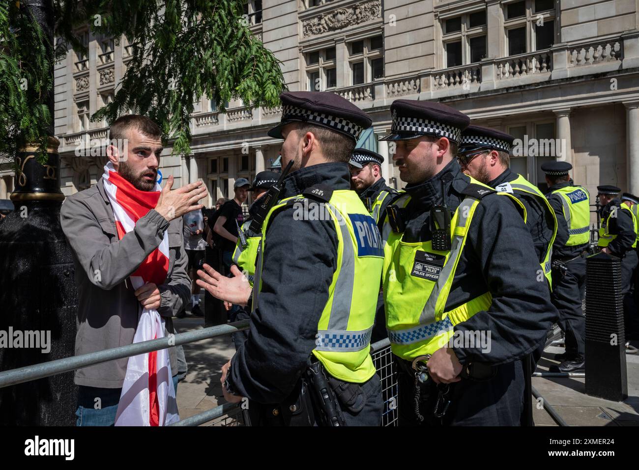 La police tente d'enlever un manifestant avec un drapeau anglais, Tommy Robinson march, Londres, Royaume-Uni, 27/07/2024 Banque D'Images