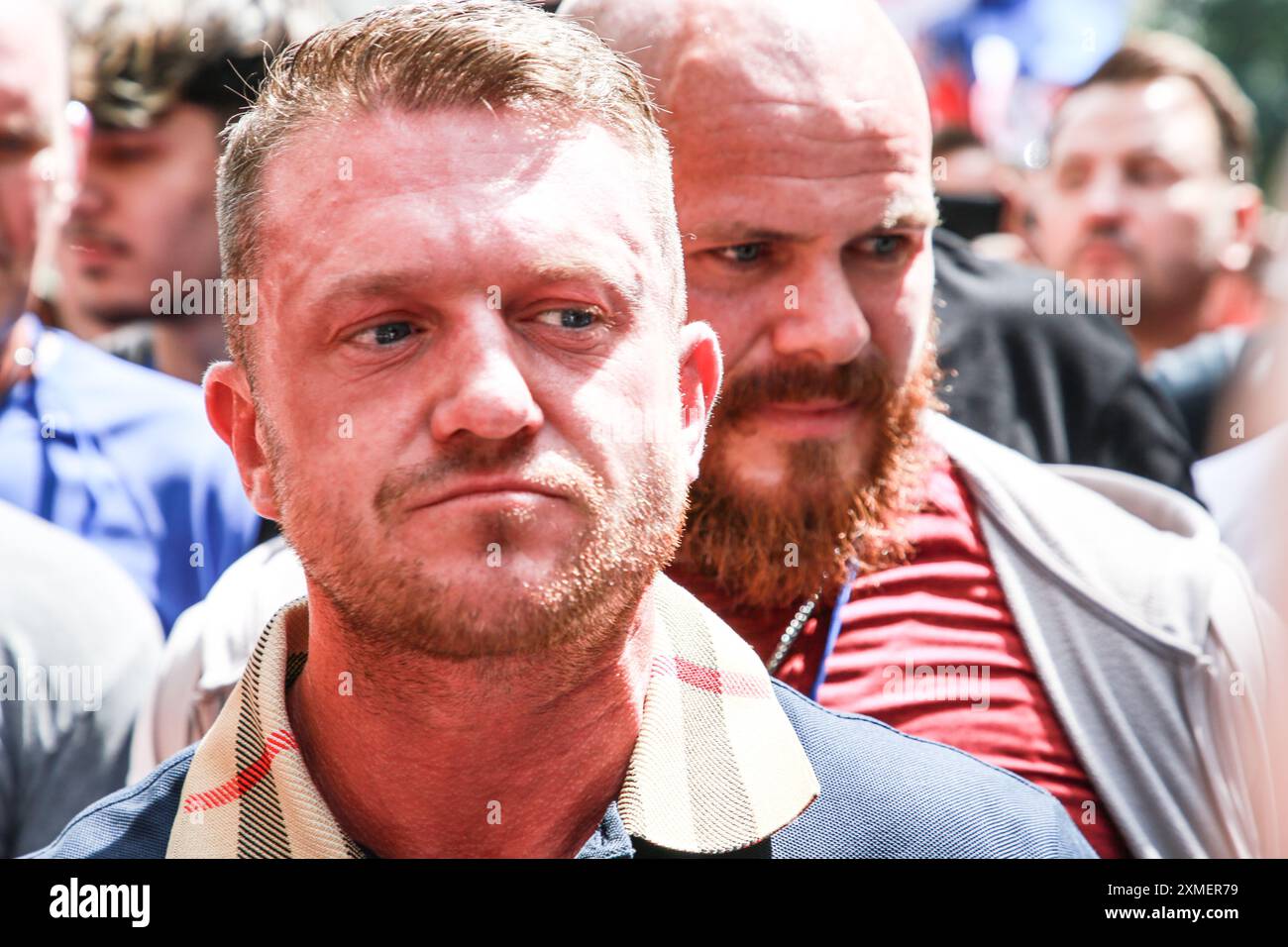 LONDRES, ANGLETERRE - JUILLET 27 2024 : Tommy Robinson, militant d'extrême droite britannique et fondateur de la Ligue de défense anglaise, marche avec ses partisans dans le centre de Londres. Dans un billet partagé sur X avant l’événement, M. Robinson, de son vrai nom Stephen Yaxley Lennon, a déclaré que la manifestation serait « le plus grand rassemblement patriotique que le Royaume-Uni ait jamais vu ». Crédit : Thabo Jaiyesimi/Alamy Live News Banque D'Images