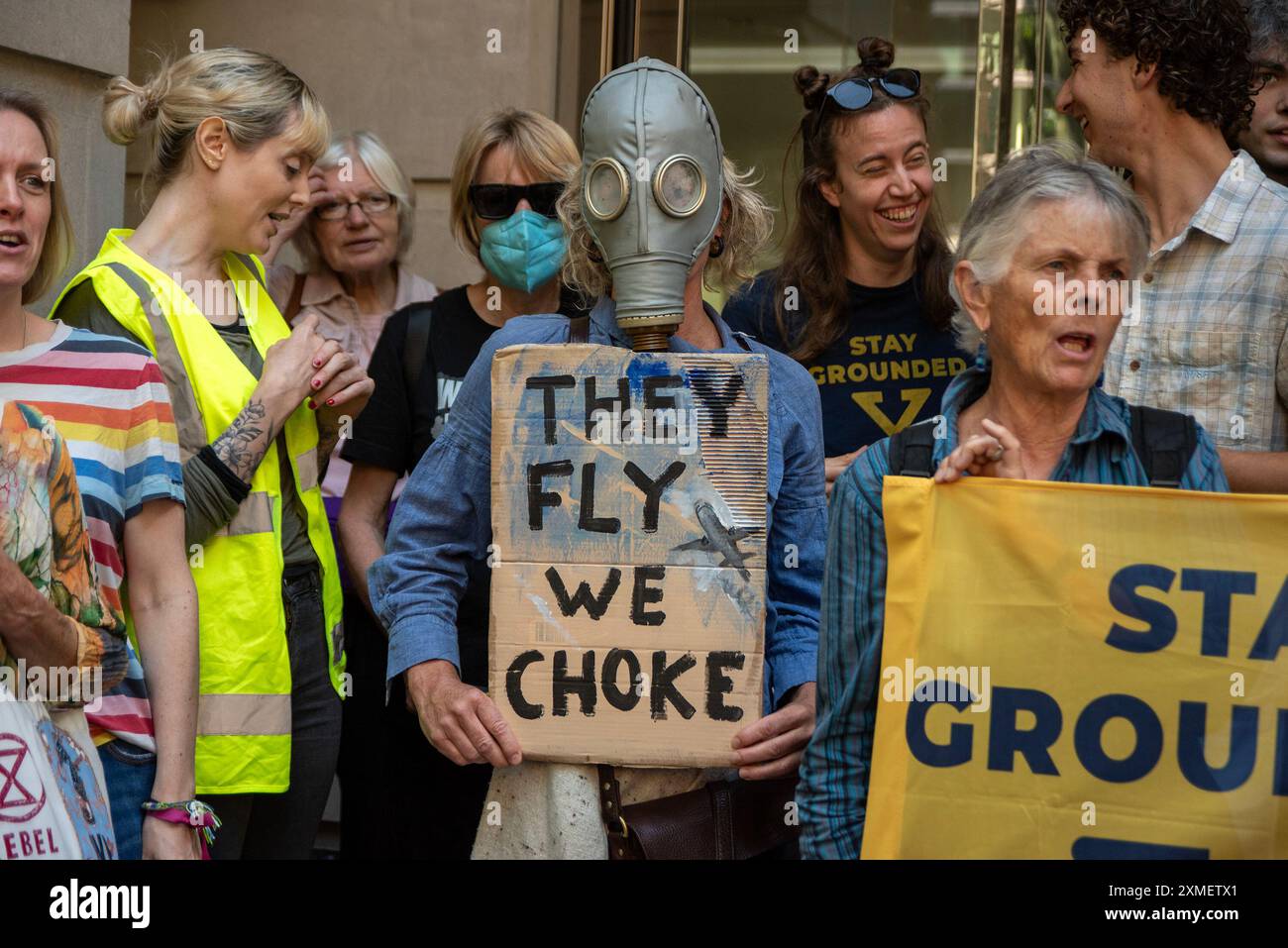 Londres, Royaume-Uni. 27 juillet 2024. Un manifestant tient une pancarte pendant la manifestation. Fossil Free London demandait au gouvernement en dehors du ministère des Transports de ne pas approuver l'agrandissement de l'aéroport de London City. Parce que Londres est la ville la plus exposée au monde à la pollution de l'aviation et l'expansion va l'aggraver. Crédit : SOPA images Limited/Alamy Live News Banque D'Images