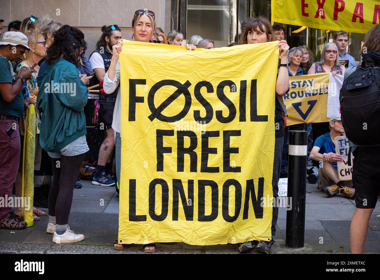 Londres, Royaume-Uni. 27 juillet 2024. Les manifestants tiennent une banderole pendant la manifestation. Fossil Free London demandait au gouvernement en dehors du ministère des Transports de ne pas approuver l'agrandissement de l'aéroport de London City. Parce que Londres est la ville la plus exposée au monde à la pollution de l'aviation et l'expansion va l'aggraver. Crédit : SOPA images Limited/Alamy Live News Banque D'Images