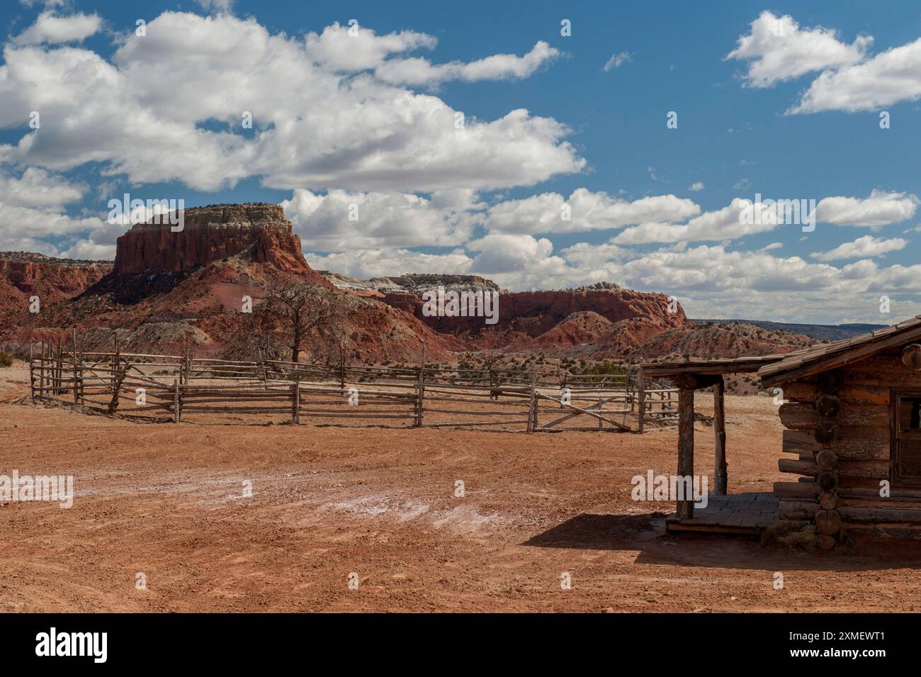 Une scène sur le Ghost Ranch du Nouveau-Mexique qui ressemble à un plateau de cinéma. Banque D'Images