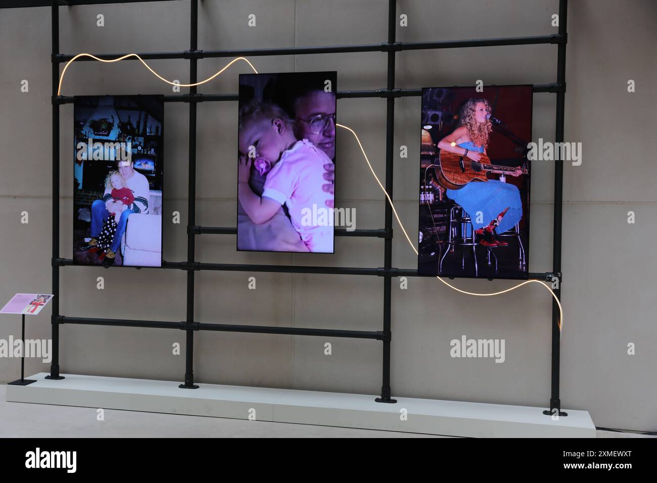 Kensington, Londres, Royaume-Uni. 27 juillet 2024. Journée d'ouverture du Taylor Swift 'Songbook Trail' au V&A. Les fans de la chanteuse américaine Taylor Swift ont exploré un parcours libre à travers V&A South Kensington à Londres, rendant hommage à la chanteuse avec une gamme de ses looks emblématiques exposés. Ce sera le cas jusqu'au 8 septembre. Crédit : Ana M. Wiggins/Alamy Live News Banque D'Images