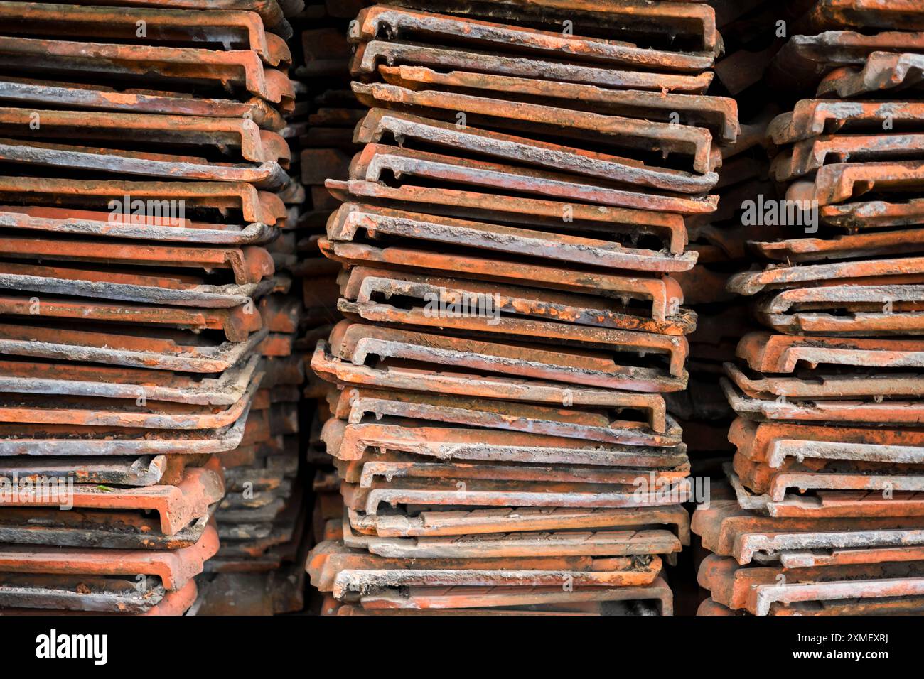 Tuiles anciennes empilées dans un entrepôt, concept de recyclage et de réutilisation des choses, rénovation ou reconstruction de bâtiments Banque D'Images