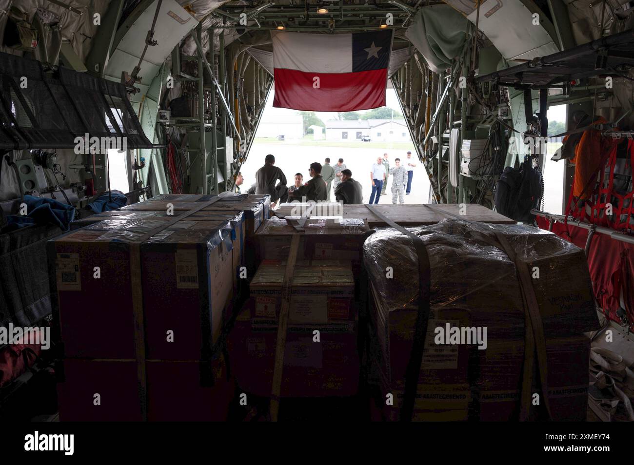 Des membres de la Force aérienne chilienne se préparent à charger un C-130 Hercules de la Force aérienne chilienne à la base aérienne de Douvres, Delaware, le 23 juillet 2024. La visite faisait partie d'une mission de plusieurs jours de ventes militaires à l'étranger entre les États-Unis et le Chili. Le Chili est l’un des principaux partenaires des États-Unis en Amérique latine et un chef de file dans la promotion du respect de l’État de droit, de la stabilité économique, de l’éducation, de la protection de l’environnement, des droits de l’homme, et du développement durable. (Photo de l'US Air Force par l'aviateur principal Dieondiere Jefferies) Banque D'Images