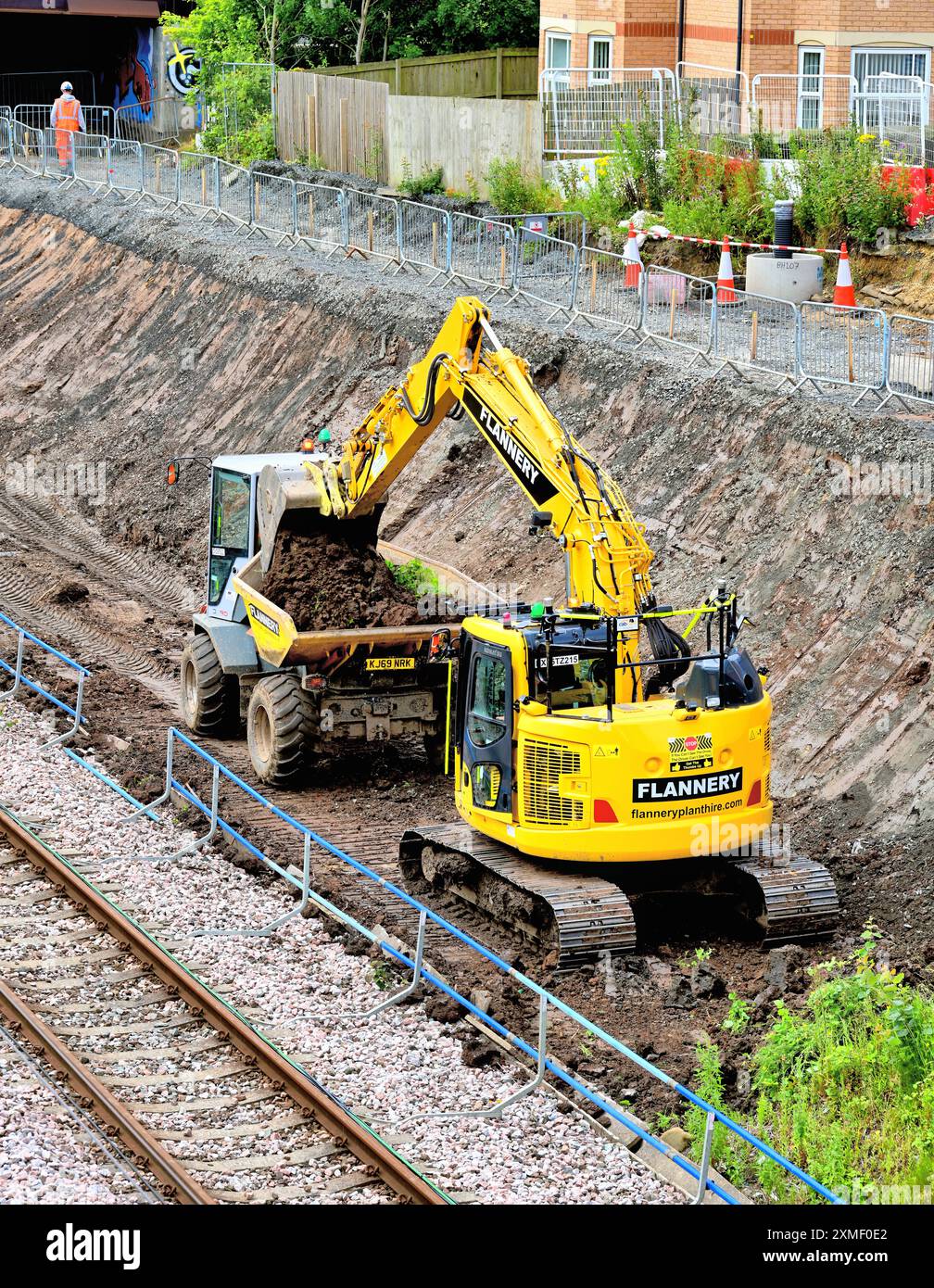 Creuser une découpe sur le chemin de fer Tyne and Wear Metro à côté d'un complexe immobilier Banque D'Images