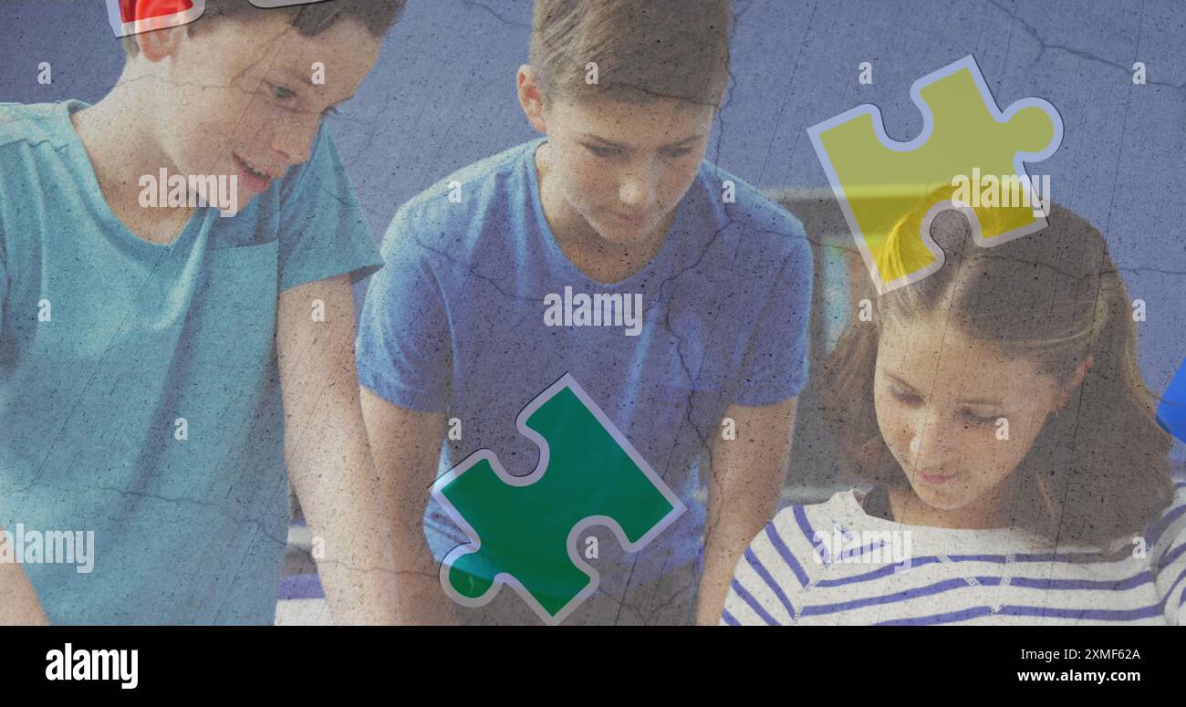 Puzzle et icône de tête humaine contre divers groupes d'étudiants utilisant la tablette numérique à l'école Banque D'Images