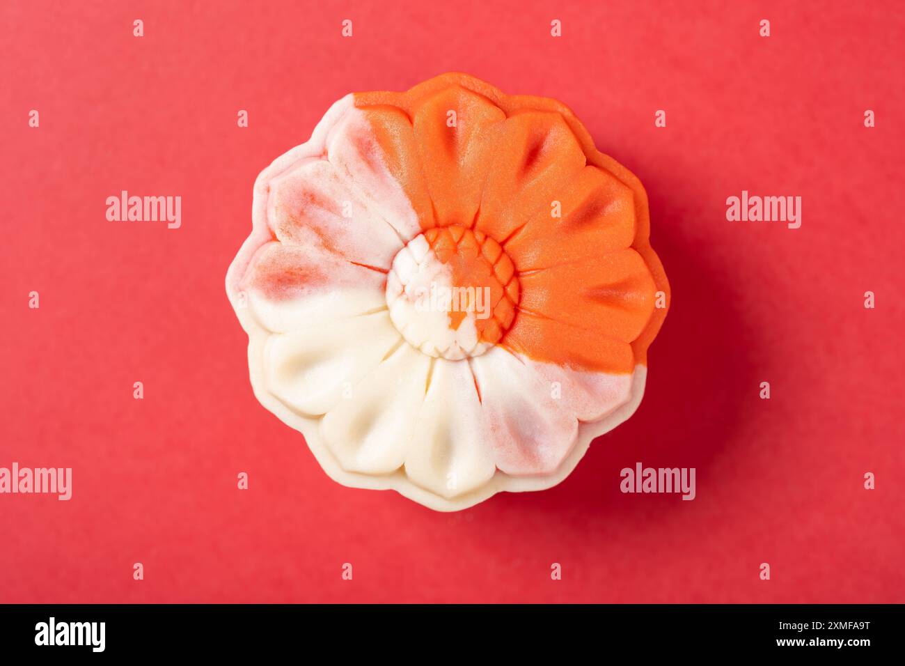 vue de dessus forme de fleur blanc et rouge mooncake sur rouge Banque D'Images