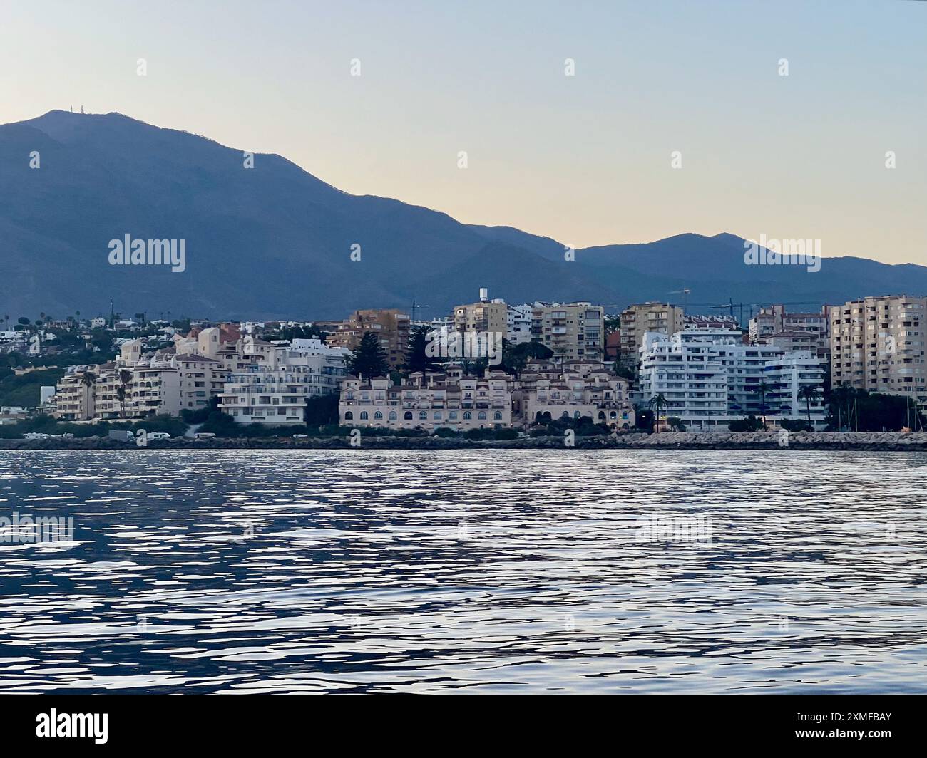 La Sierra Bermeja forme une toile de fond pour la ville côtière d'Estepona. Banque D'Images