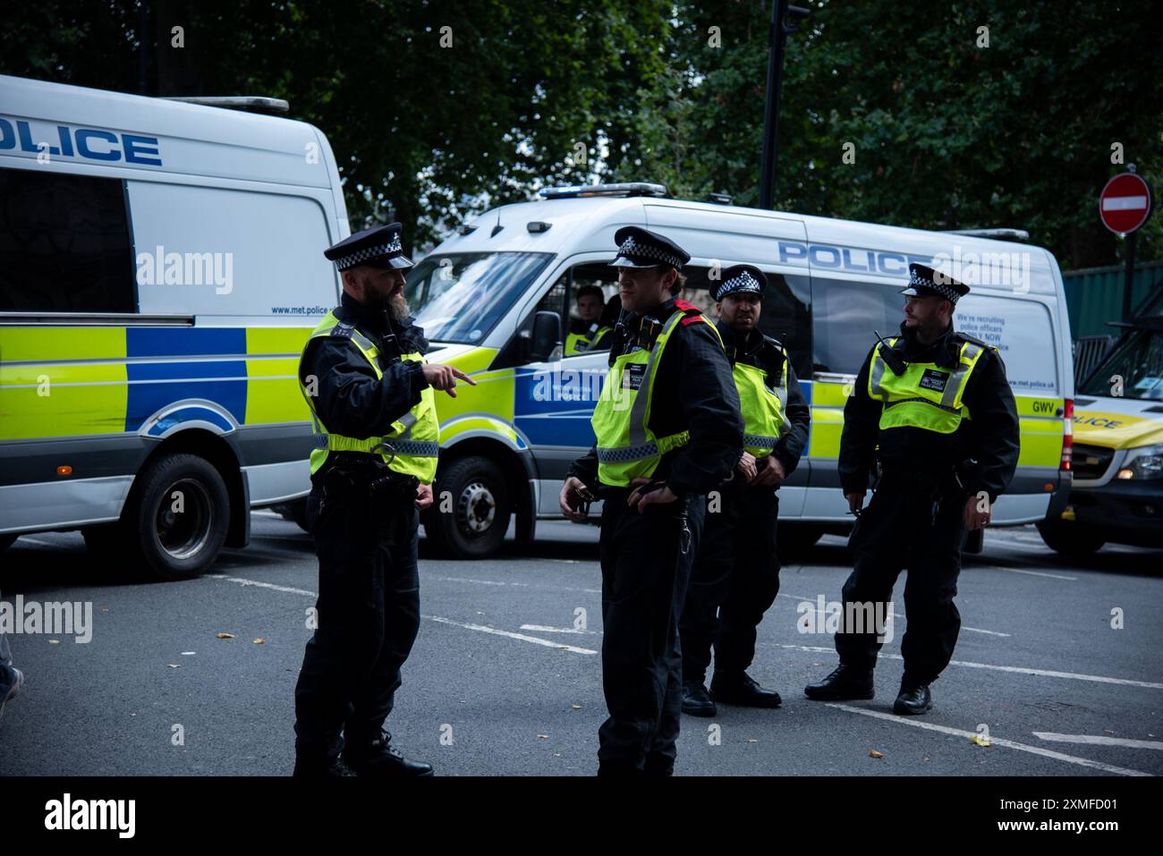 La police métropolitaine se tient sur ses gardes pendant la manifestation. Tommy Robinson a convoqué une manifestation dans le centre de Londres. Robinson a une longue histoire de mobilisation des voyous racistes et fascistes d'extrême droite. La récente série de manifestations d'extrême droite a visé la population musulmane et les mobilisations palestiniennes. L'extrême droite a fait cause commune avec les organisations pro-israéliennes et a essayé de prétendre que les marches pacifiques de masse en Palestine sont des « marches de haine ». Cela fait partie de leur islamophobie implacable. Ils sont sortis et ont attaqué la police en réponse à l'appel de Suella Braverman Banque D'Images La police métropolitaine se tient sur ses gardes pendant la manifestation. Tommy Robinson a convoqué une manifestation dans le centre de Londres. Robinson a une longue histoire de mobilisation des voyous racistes et fascistes d'extrême droite. La récente série de manifestations d'extrême droite a visé la population musulmane et les mobilisations palestiniennes. L'extrême droite a fait cause commune avec les organisations pro-israéliennes et a essayé de prétendre que les marches pacifiques de masse en Palestine sont des « marches de haine ». Cela fait partie de leur islamophobie implacable. Ils sont sortis et ont attaqué la police en réponse à l'appel de Suella Braverman Banque D'Images
