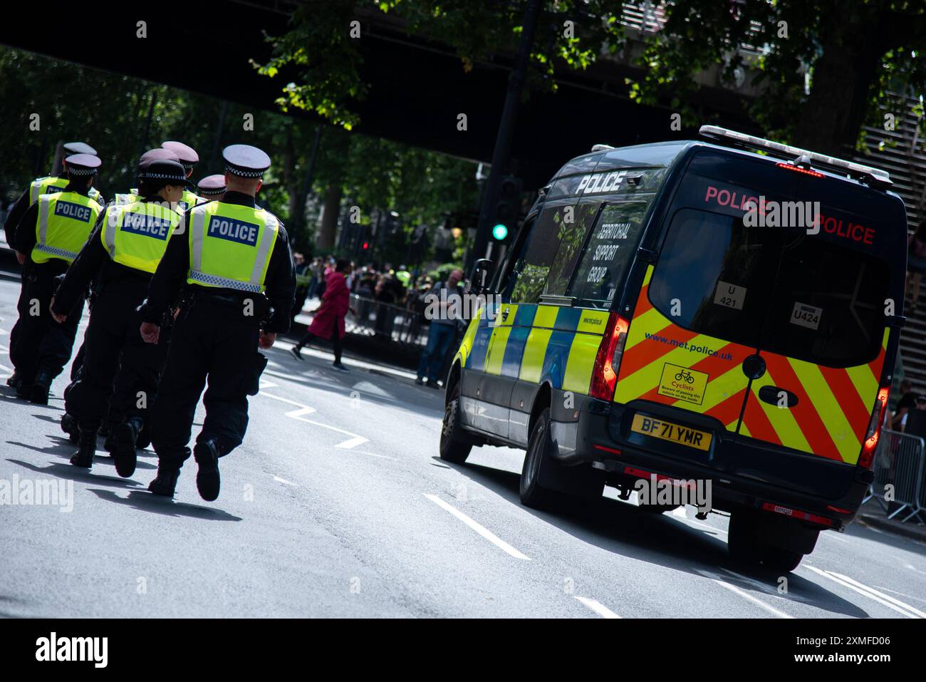 La police métropolitaine se tient sur ses gardes pendant la manifestation. Tommy Robinson a convoqué une manifestation dans le centre de Londres. Robinson a une longue histoire de mobilisation des voyous racistes et fascistes d'extrême droite. La récente série de manifestations d'extrême droite a visé la population musulmane et les mobilisations palestiniennes. L'extrême droite a fait cause commune avec les organisations pro-israéliennes et a essayé de prétendre que les marches pacifiques de masse en Palestine sont des « marches de haine ». Cela fait partie de leur islamophobie implacable. Ils sont sortis et ont attaqué la police en réponse à l'appel de Suella Braverman Banque D'Images La police métropolitaine se tient sur ses gardes pendant la manifestation. Tommy Robinson a convoqué une manifestation dans le centre de Londres. Robinson a une longue histoire de mobilisation des voyous racistes et fascistes d'extrême droite. La récente série de manifestations d'extrême droite a visé la population musulmane et les mobilisations palestiniennes. L'extrême droite a fait cause commune avec les organisations pro-israéliennes et a essayé de prétendre que les marches pacifiques de masse en Palestine sont des « marches de haine ». Cela fait partie de leur islamophobie implacable. Ils sont sortis et ont attaqué la police en réponse à l'appel de Suella Braverman Banque D'Images