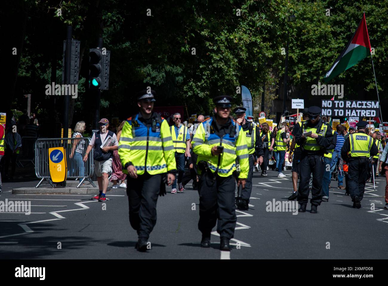 La police métropolitaine vue pendant la manifestation. Tommy Robinson a convoqué une manifestation dans le centre de Londres. Robinson a une longue histoire de mobilisation des voyous racistes et fascistes d'extrême droite. La récente série de manifestations d'extrême droite a visé la population musulmane et les mobilisations palestiniennes. L'extrême droite a fait cause commune avec les organisations pro-israéliennes et a essayé de prétendre que les marches pacifiques de masse en Palestine sont des « marches de haine ». Cela fait partie de leur islamophobie implacable. Ils sont sortis et ont attaqué la police en réponse à l'appel de Suella Braverman à «défendre th Banque D'Images La police métropolitaine vue pendant la manifestation. Tommy Robinson a convoqué une manifestation dans le centre de Londres. Robinson a une longue histoire de mobilisation des voyous racistes et fascistes d'extrême droite. La récente série de manifestations d'extrême droite a visé la population musulmane et les mobilisations palestiniennes. L'extrême droite a fait cause commune avec les organisations pro-israéliennes et a essayé de prétendre que les marches pacifiques de masse en Palestine sont des « marches de haine ». Cela fait partie de leur islamophobie implacable. Ils sont sortis et ont attaqué la police en réponse à l'appel de Suella Braverman à «défendre th Banque D'Images