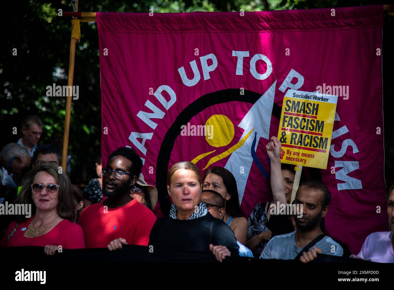 Les manifestants défilent avec une grande bannière pendant la manifestation. Tommy Robinson a convoqué une manifestation dans le centre de Londres. Robinson a une longue histoire de mobilisation des voyous racistes et fascistes d'extrême droite. La récente série de manifestations d'extrême droite a visé la population musulmane et les mobilisations palestiniennes. L'extrême droite a fait cause commune avec les organisations pro-israéliennes et a essayé de prétendre que les marches pacifiques de masse en Palestine sont des « marches de haine ». Cela fait partie de leur islamophobie implacable. Ils sont sortis et ont attaqué la police en réponse à l'appel de Suella Braverman à 'd. Banque D'Images Les manifestants défilent avec une grande bannière pendant la manifestation. Tommy Robinson a convoqué une manifestation dans le centre de Londres. Robinson a une longue histoire de mobilisation des voyous racistes et fascistes d'extrême droite. La récente série de manifestations d'extrême droite a visé la population musulmane et les mobilisations palestiniennes. L'extrême droite a fait cause commune avec les organisations pro-israéliennes et a essayé de prétendre que les marches pacifiques de masse en Palestine sont des « marches de haine ». Cela fait partie de leur islamophobie implacable. Ils sont sortis et ont attaqué la police en réponse à l'appel de Suella Braverman à 'd. Banque D'Images
