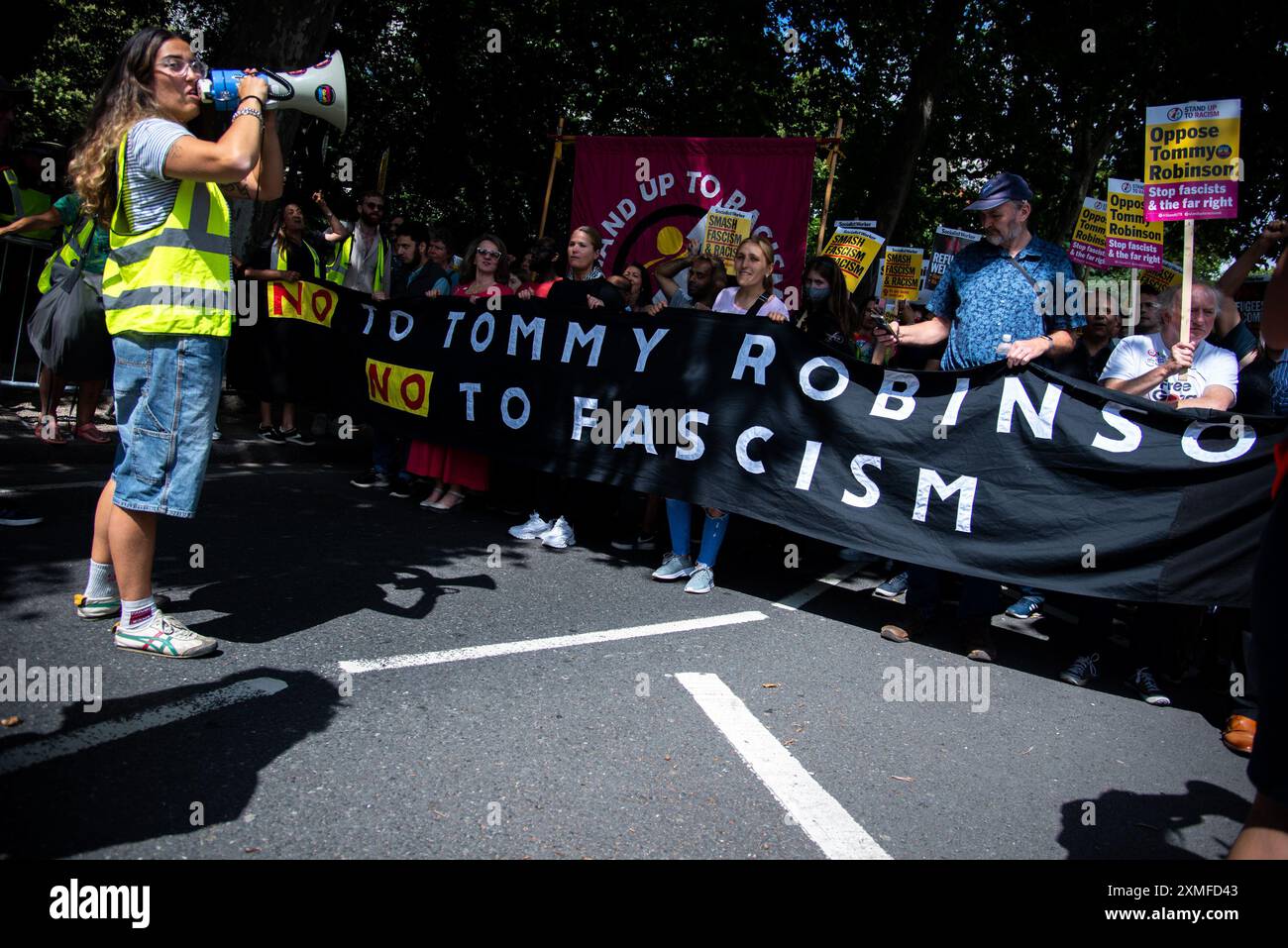 Les manifestants défilent avec une grande bannière pendant la manifestation. Tommy Robinson a convoqué une manifestation dans le centre de Londres. Robinson a une longue histoire de mobilisation des voyous racistes et fascistes d'extrême droite. La récente série de manifestations d'extrême droite a visé la population musulmane et les mobilisations palestiniennes. L'extrême droite a fait cause commune avec les organisations pro-israéliennes et a essayé de prétendre que les marches pacifiques de masse en Palestine sont des « marches de haine ». Cela fait partie de leur islamophobie implacable. Ils sont sortis et ont attaqué la police en réponse à l'appel de Suella Braverman à 'd. Banque D'Images Les manifestants défilent avec une grande bannière pendant la manifestation. Tommy Robinson a convoqué une manifestation dans le centre de Londres. Robinson a une longue histoire de mobilisation des voyous racistes et fascistes d'extrême droite. La récente série de manifestations d'extrême droite a visé la population musulmane et les mobilisations palestiniennes. L'extrême droite a fait cause commune avec les organisations pro-israéliennes et a essayé de prétendre que les marches pacifiques de masse en Palestine sont des « marches de haine ». Cela fait partie de leur islamophobie implacable. Ils sont sortis et ont attaqué la police en réponse à l'appel de Suella Braverman à 'd. Banque D'Images