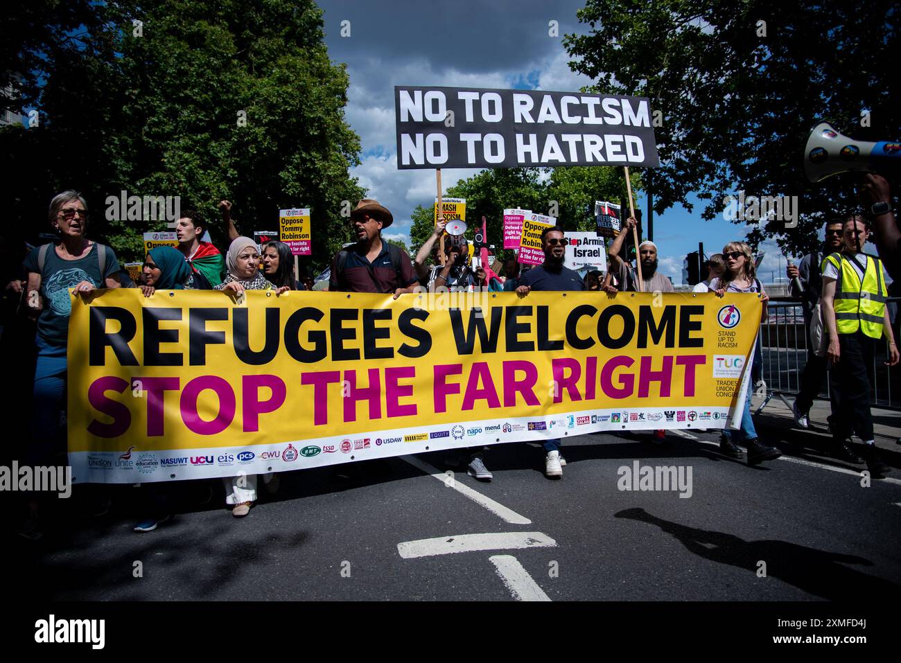 Les manifestants défilent avec une grande bannière pendant la manifestation. Tommy Robinson a convoqué une manifestation dans le centre de Londres. Robinson a une longue histoire de mobilisation des voyous racistes et fascistes d'extrême droite. La récente série de manifestations d'extrême droite a visé la population musulmane et les mobilisations palestiniennes. L'extrême droite a fait cause commune avec les organisations pro-israéliennes et a essayé de prétendre que les marches pacifiques de masse en Palestine sont des « marches de haine ». Cela fait partie de leur islamophobie implacable. Ils sont sortis et ont attaqué la police en réponse à l'appel de Suella Braverman à 'd. Banque D'Images Les manifestants défilent avec une grande bannière pendant la manifestation. Tommy Robinson a convoqué une manifestation dans le centre de Londres. Robinson a une longue histoire de mobilisation des voyous racistes et fascistes d'extrême droite. La récente série de manifestations d'extrême droite a visé la population musulmane et les mobilisations palestiniennes. L'extrême droite a fait cause commune avec les organisations pro-israéliennes et a essayé de prétendre que les marches pacifiques de masse en Palestine sont des « marches de haine ». Cela fait partie de leur islamophobie implacable. Ils sont sortis et ont attaqué la police en réponse à l'appel de Suella Braverman à 'd. Banque D'Images