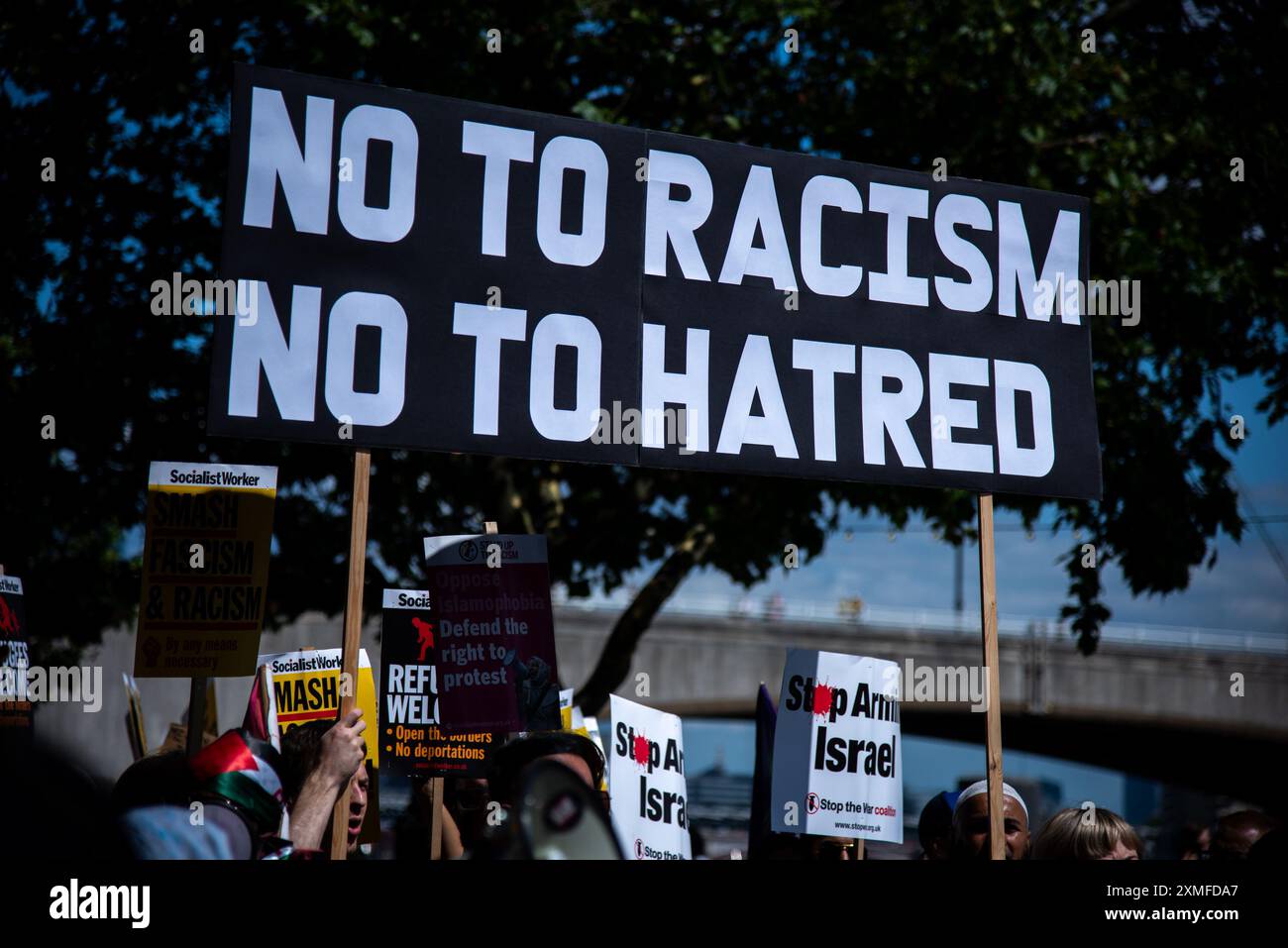 Les manifestants défilent avec une grande pancarte pendant la manifestation. Tommy Robinson a convoqué une manifestation dans le centre de Londres. Robinson a une longue histoire de mobilisation des voyous racistes et fascistes d'extrême droite. La récente série de manifestations d'extrême droite a visé la population musulmane et les mobilisations palestiniennes. L'extrême droite a fait cause commune avec les organisations pro-israéliennes et a essayé de prétendre que les marches pacifiques de masse en Palestine sont des « marches de haine ». Cela fait partie de leur islamophobie implacable. Ils sont sortis et ont attaqué la police en réponse à l’appel de Suella Braverman à « Banque D'Images Les manifestants défilent avec une grande pancarte pendant la manifestation. Tommy Robinson a convoqué une manifestation dans le centre de Londres. Robinson a une longue histoire de mobilisation des voyous racistes et fascistes d'extrême droite. La récente série de manifestations d'extrême droite a visé la population musulmane et les mobilisations palestiniennes. L'extrême droite a fait cause commune avec les organisations pro-israéliennes et a essayé de prétendre que les marches pacifiques de masse en Palestine sont des « marches de haine ». Cela fait partie de leur islamophobie implacable. Ils sont sortis et ont attaqué la police en réponse à l’appel de Suella Braverman à « Banque D'Images