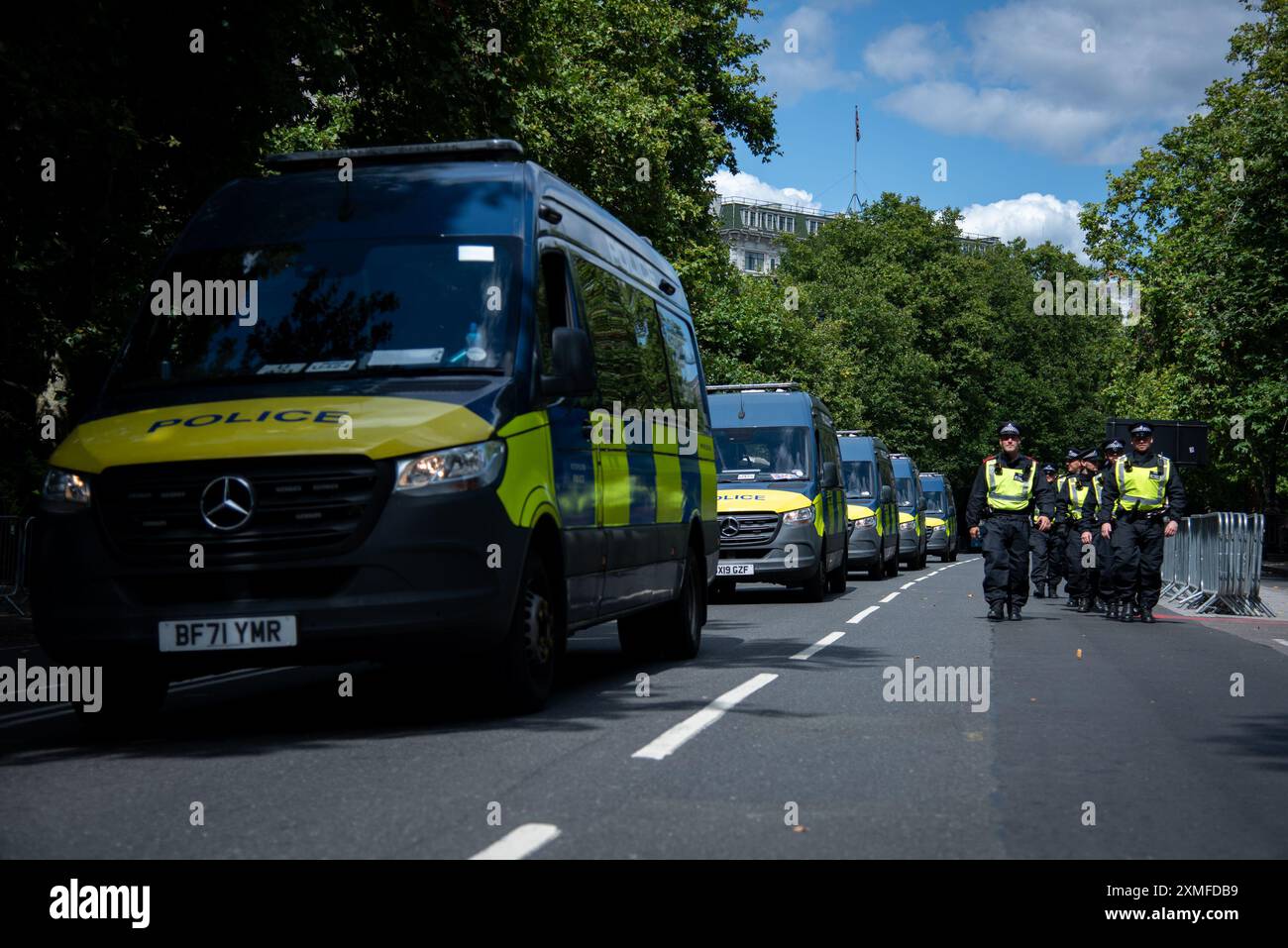 La police métropolitaine se tient sur ses gardes pendant la manifestation. Tommy Robinson a convoqué une manifestation dans le centre de Londres. Robinson a une longue histoire de mobilisation des voyous racistes et fascistes d'extrême droite. La récente série de manifestations d'extrême droite a visé la population musulmane et les mobilisations palestiniennes. L'extrême droite a fait cause commune avec les organisations pro-israéliennes et a essayé de prétendre que les marches pacifiques de masse en Palestine sont des « marches de haine ». Cela fait partie de leur islamophobie implacable. Ils sont sortis et ont attaqué la police en réponse à l'appel de Suella Braverman Banque D'Images La police métropolitaine se tient sur ses gardes pendant la manifestation. Tommy Robinson a convoqué une manifestation dans le centre de Londres. Robinson a une longue histoire de mobilisation des voyous racistes et fascistes d'extrême droite. La récente série de manifestations d'extrême droite a visé la population musulmane et les mobilisations palestiniennes. L'extrême droite a fait cause commune avec les organisations pro-israéliennes et a essayé de prétendre que les marches pacifiques de masse en Palestine sont des « marches de haine ». Cela fait partie de leur islamophobie implacable. Ils sont sortis et ont attaqué la police en réponse à l'appel de Suella Braverman Banque D'Images